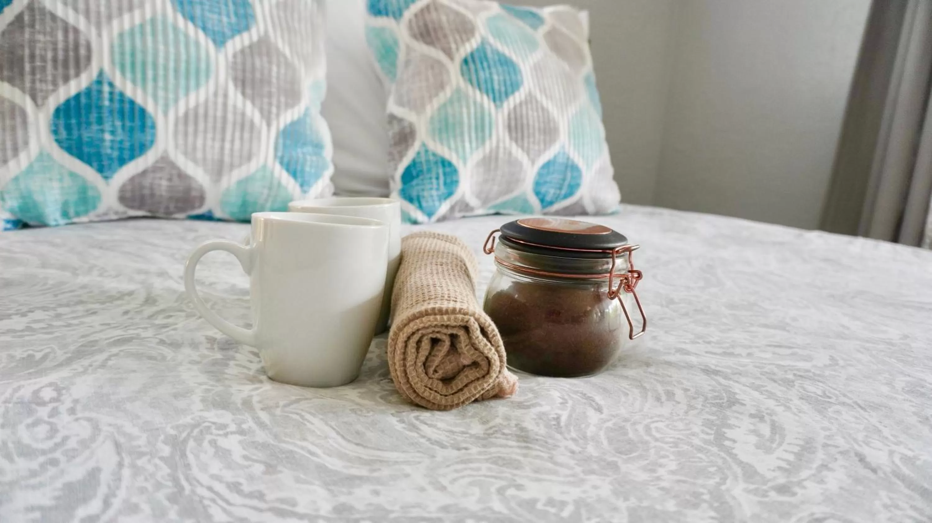 Coffee/tea facilities, Bed in 4145 By The Sea Inn & Suites