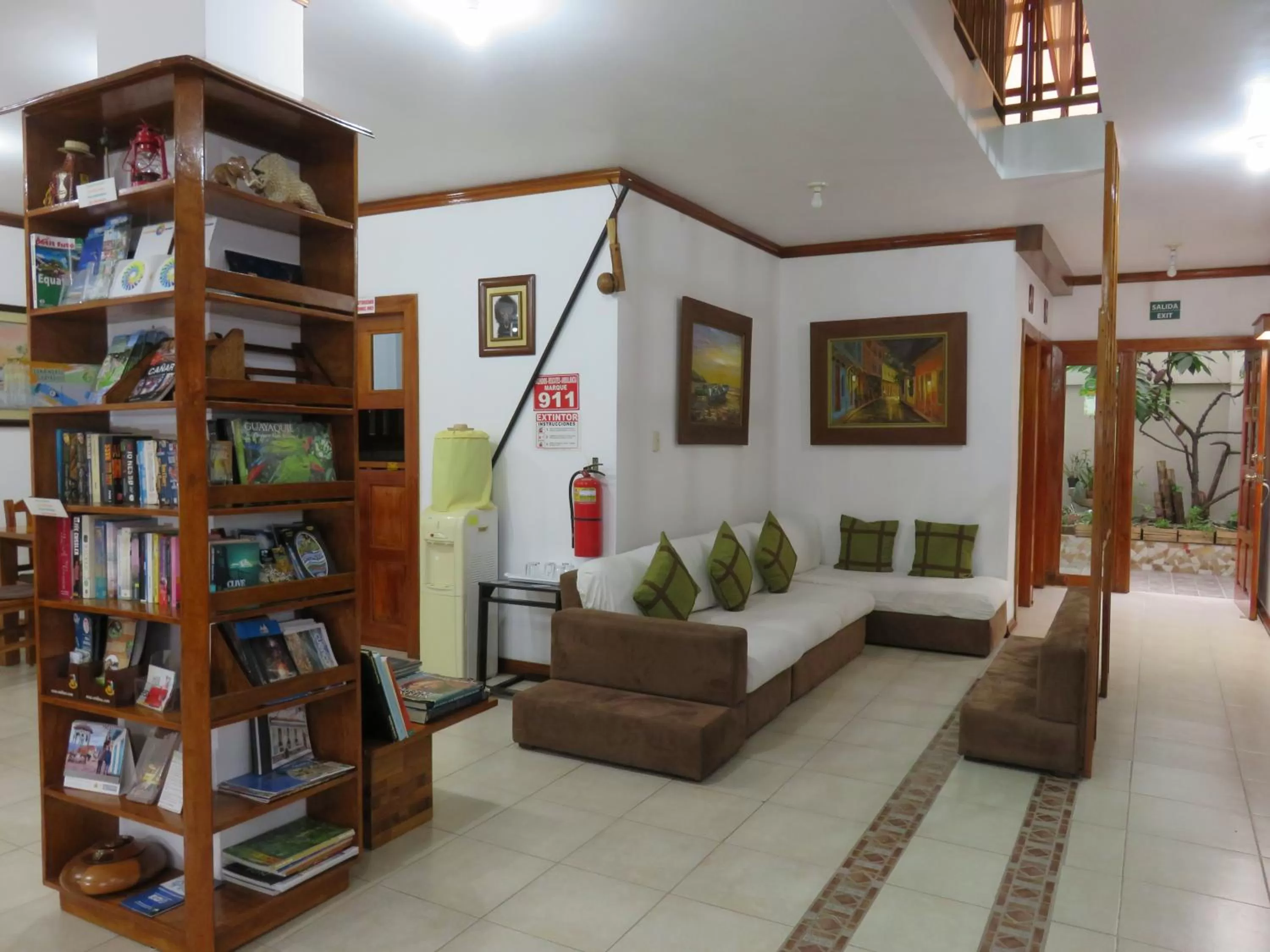 Library in Hostal Macaw