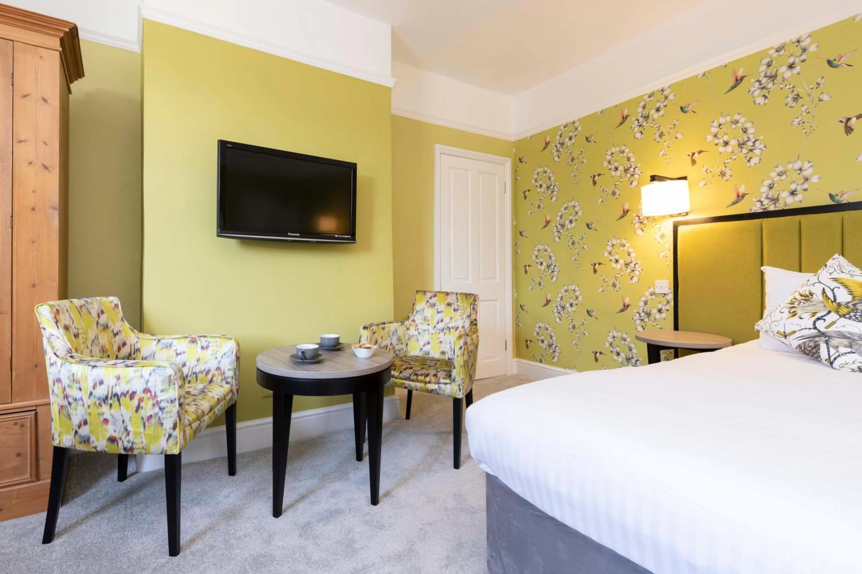 Seating area, TV/Entertainment Center in Wisteria Hotel