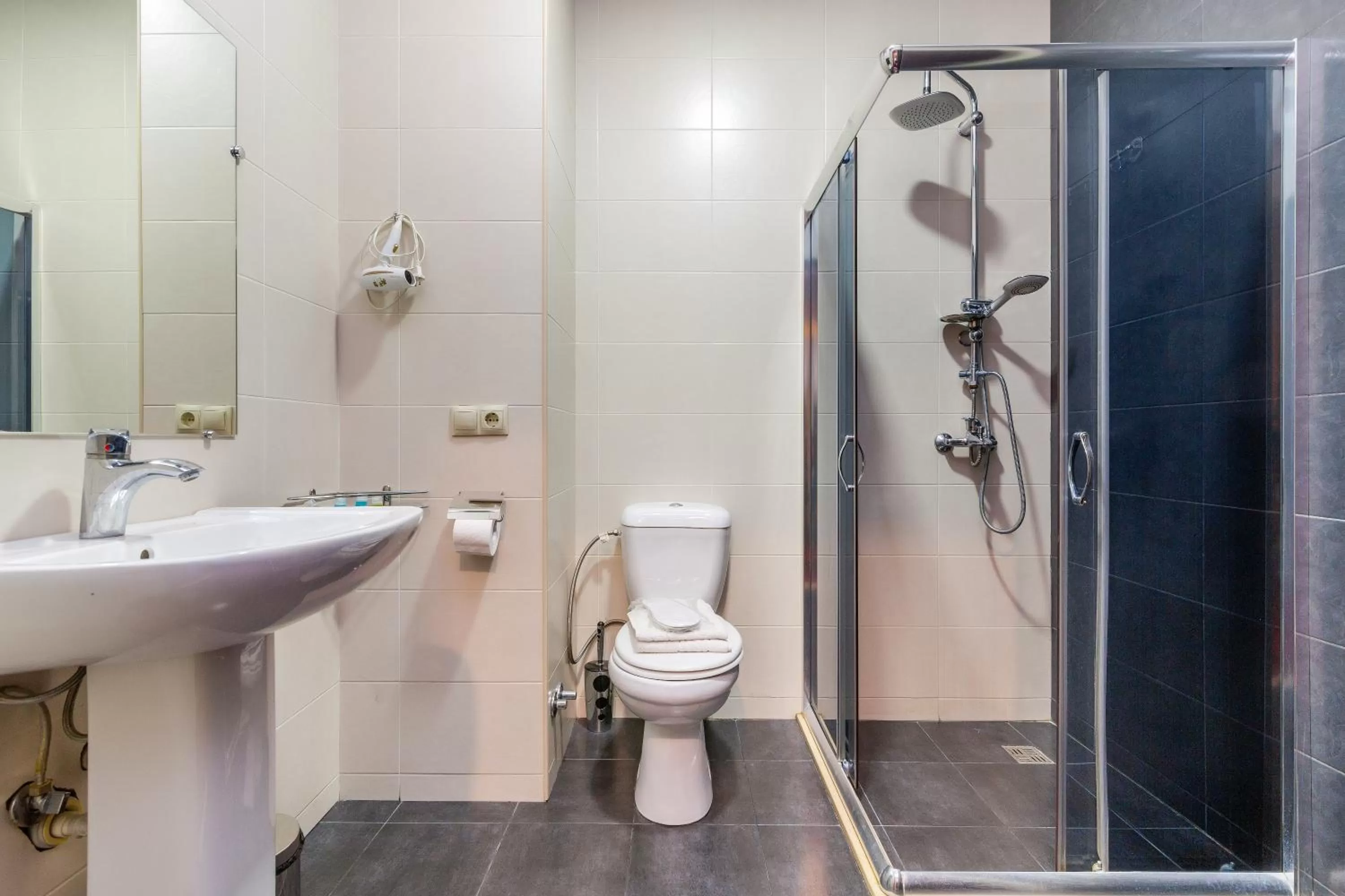 Shower in Hotel Marlyn