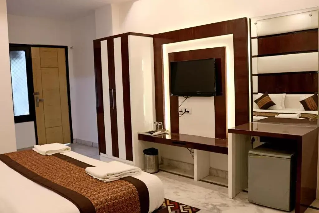 Superior Triple Room in Hindustan by Backpackers Heaven Near New Delhi Railway Station Superior Triple Room in Hindustan by Backpackers Heaven Near New Delhi Railway Station