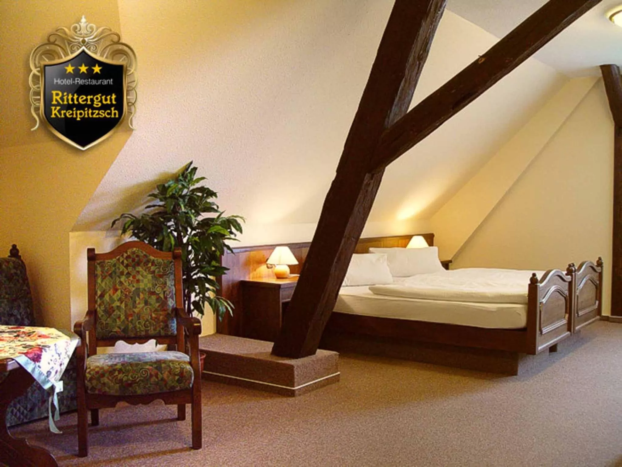 Photo of the whole room, Bed in Hotel und Restaurant Rittergut Kreipitzsch