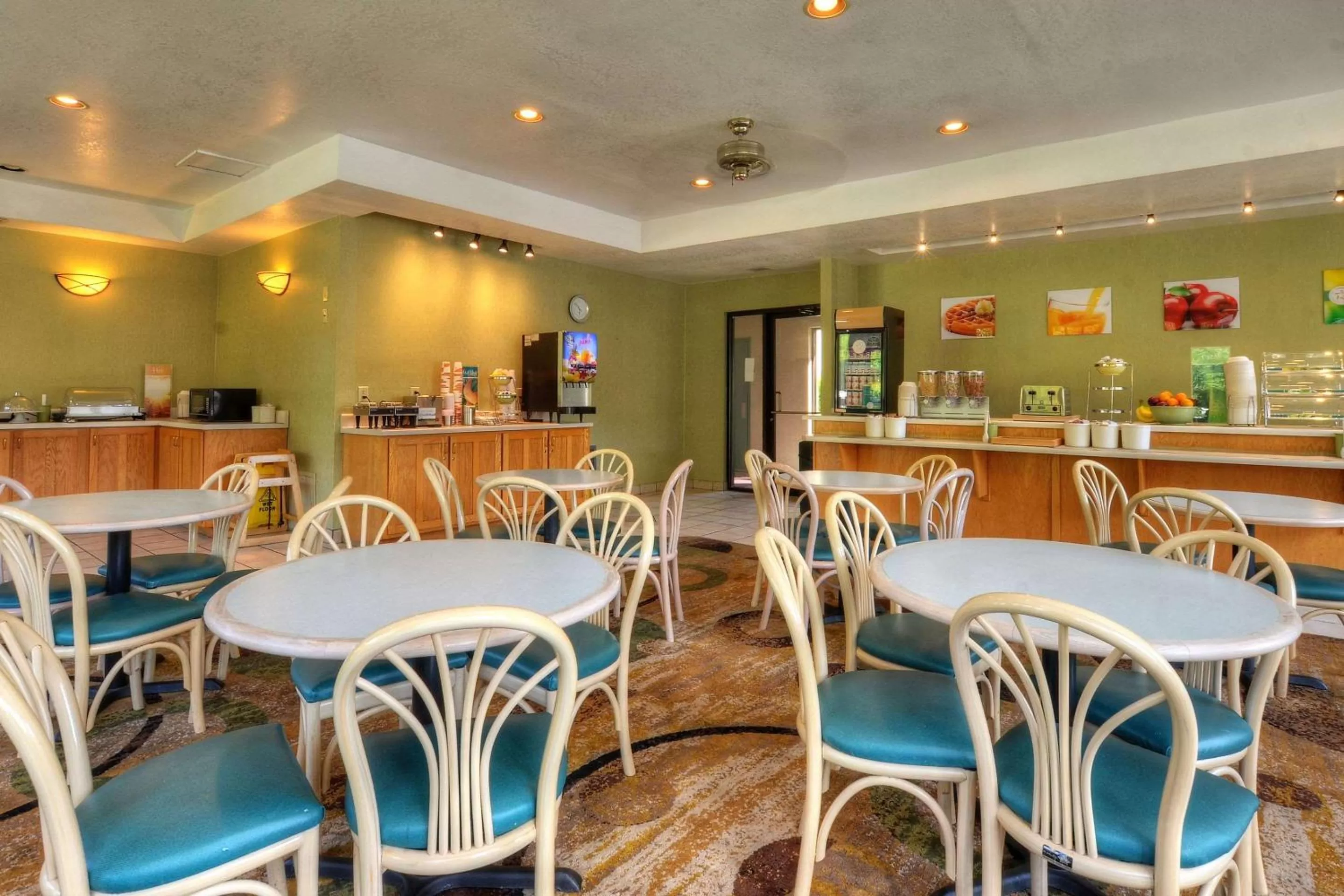 Restaurant/places to eat in Quality Inn Cherokee Riverside