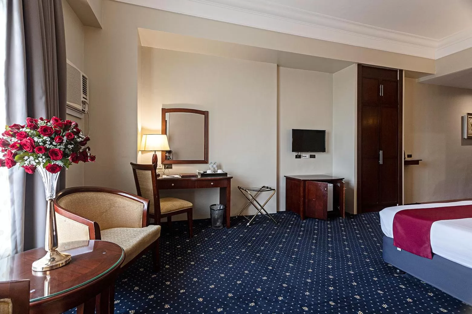 TV and multimedia, Bed in Sarrosa International Hotel and Residential Suites