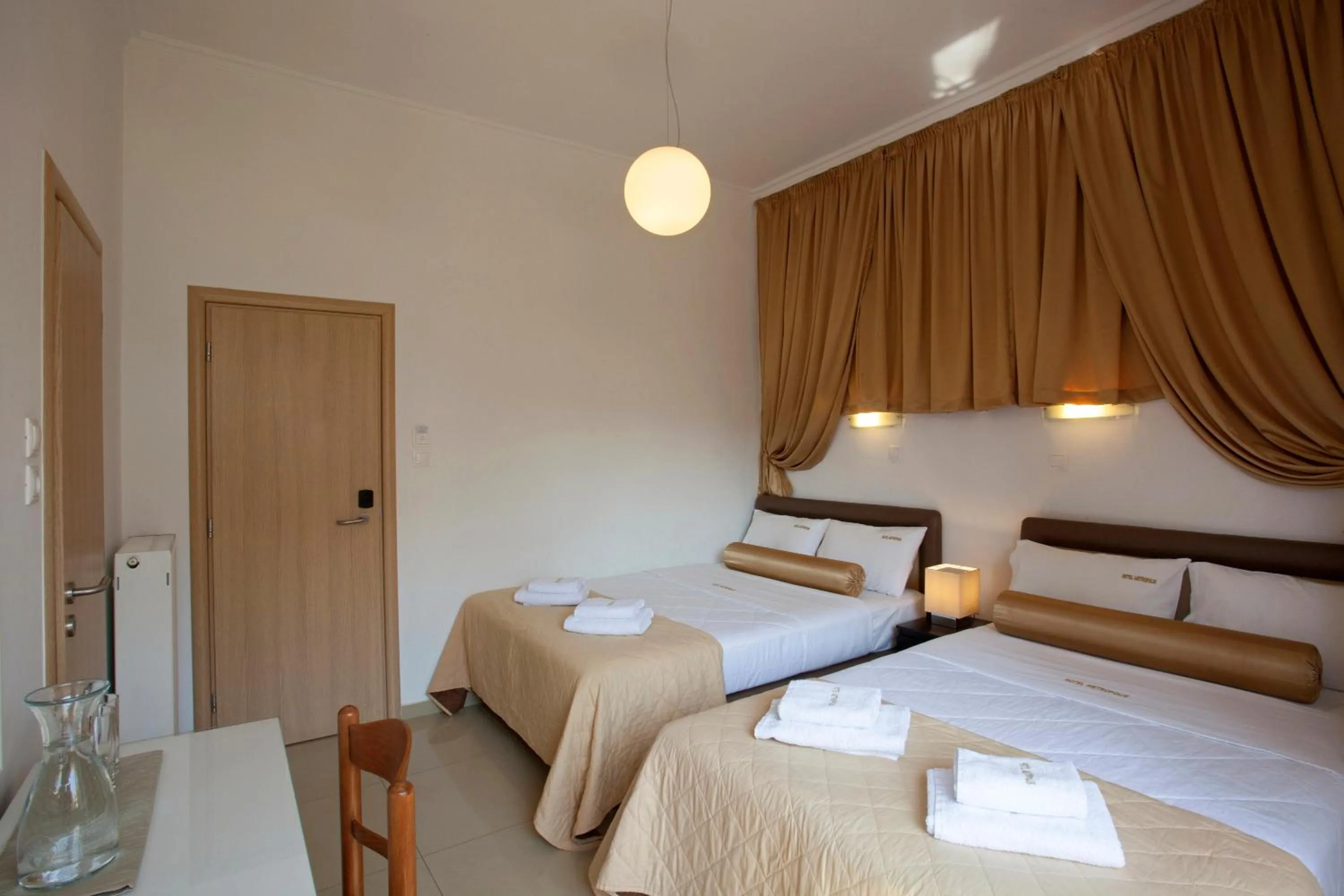 Bed in Metropolis Hotel