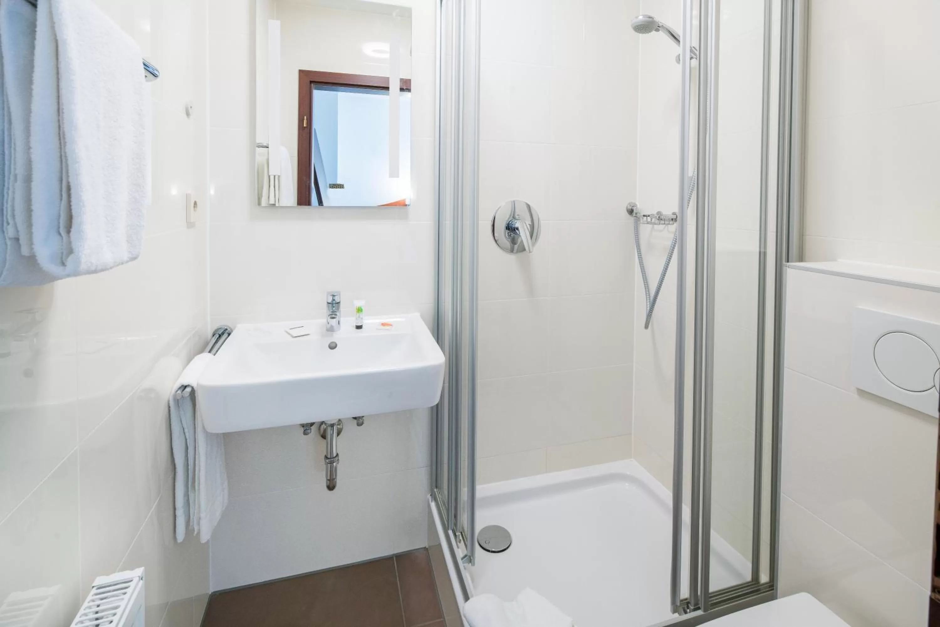 Bathroom in Sure Hotel by Best Western Ratingen