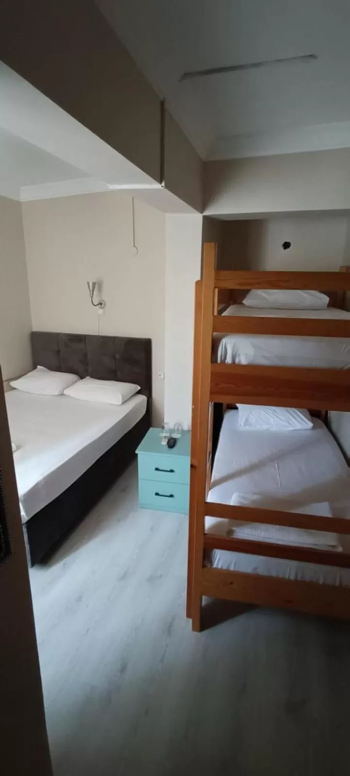 TV and multimedia, Bed in Hotel Crowded House