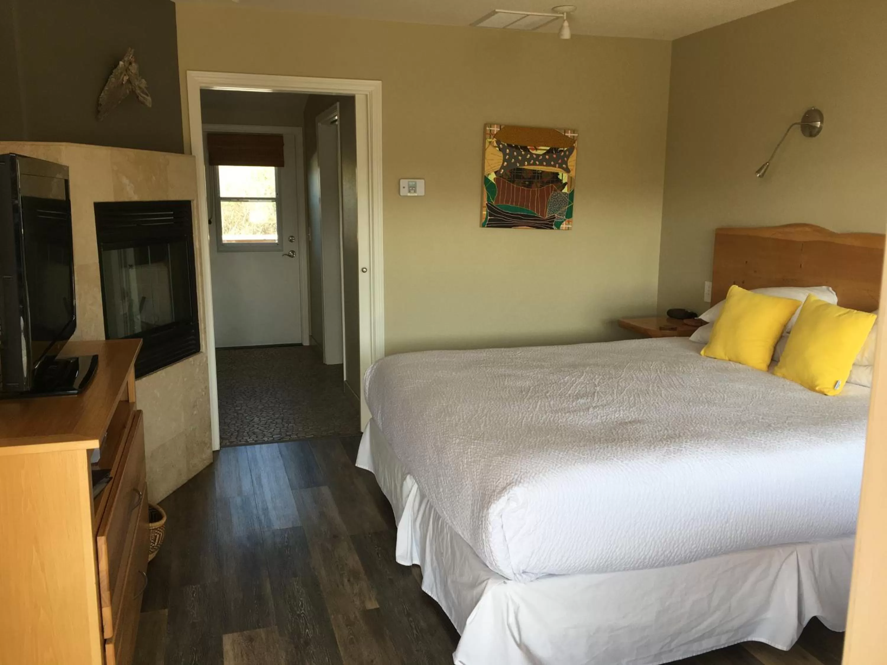 Bed in Cambria Shores Inn