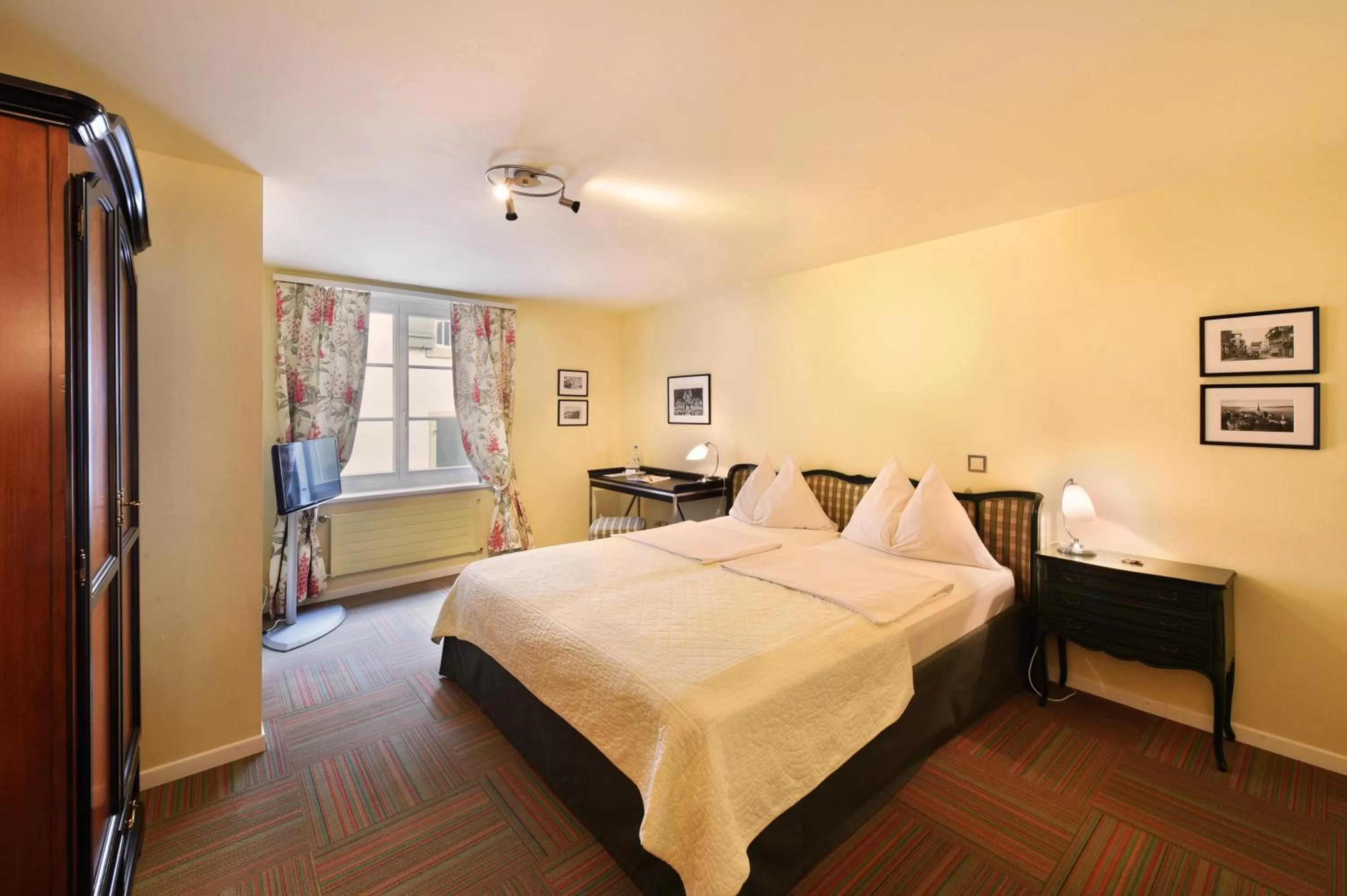 Photo of the whole room, Bed in Romantik Hotel Schwan