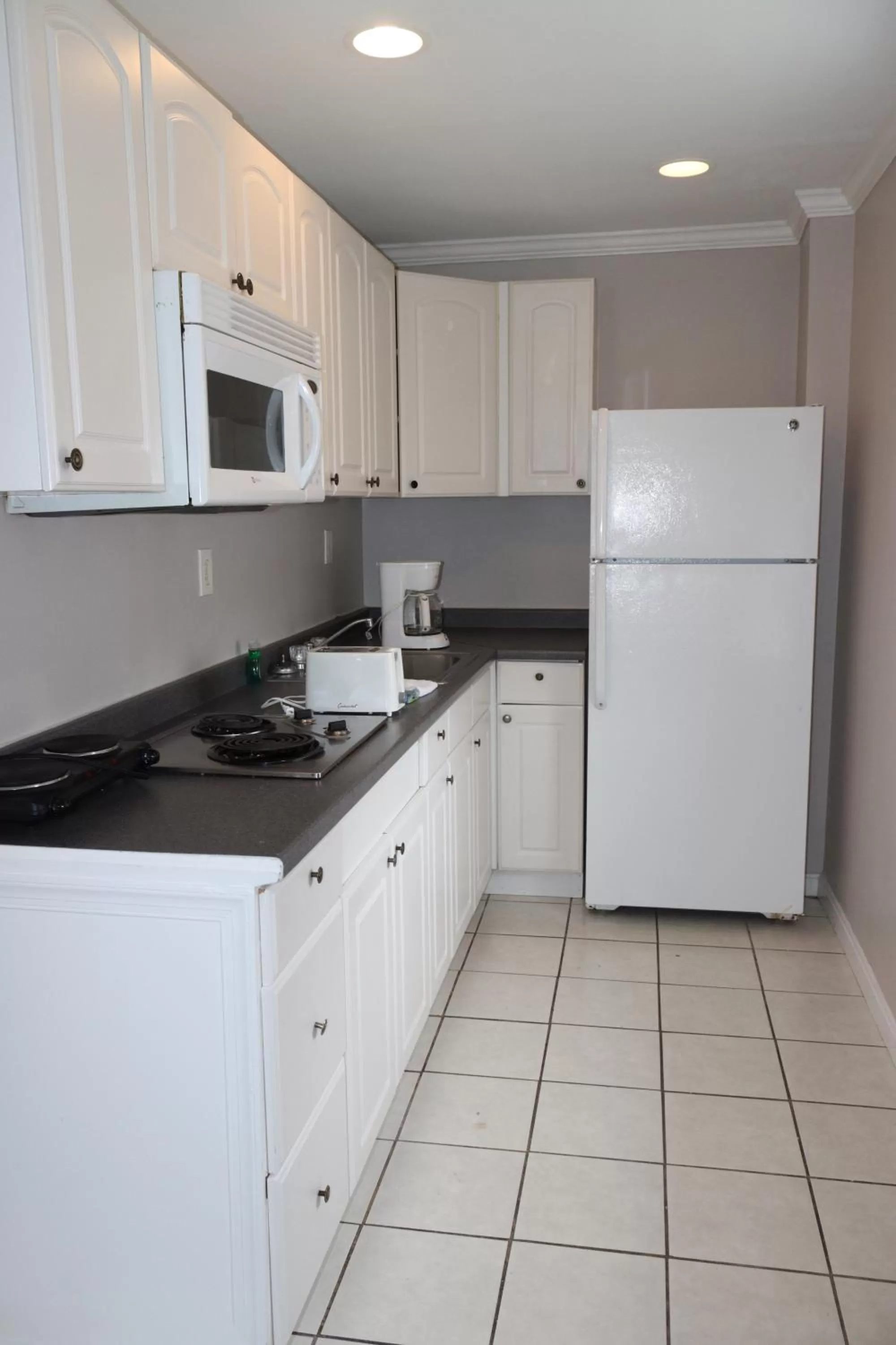 Kitchen or kitchenette in The Burgundy Inn Hotel and Apartments