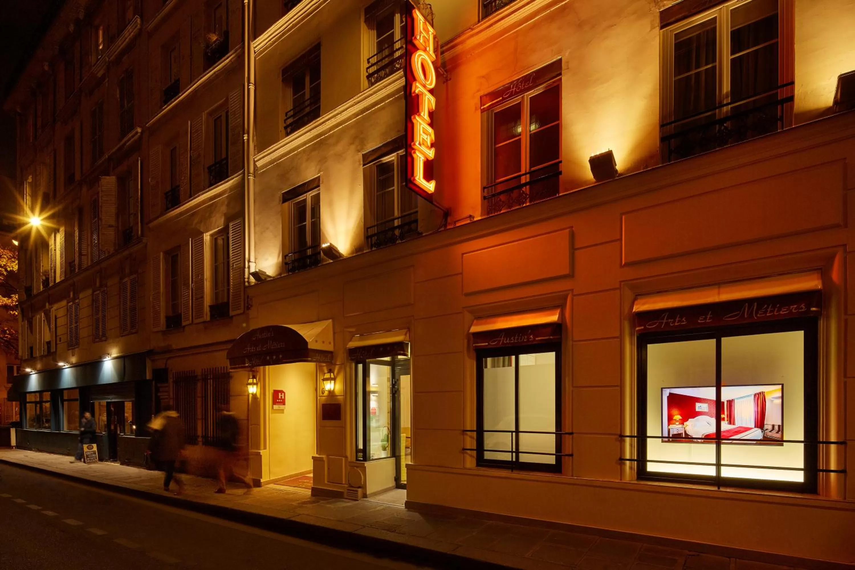 Property building in Austin's Arts Et Metiers Hotel