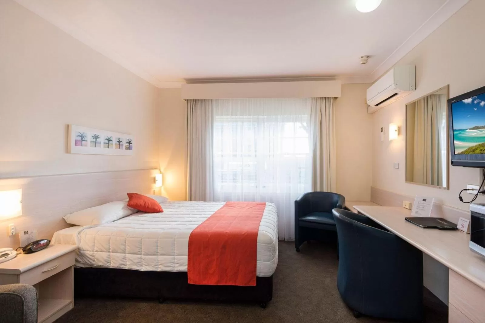 Bed in Comfort Inn All Seasons