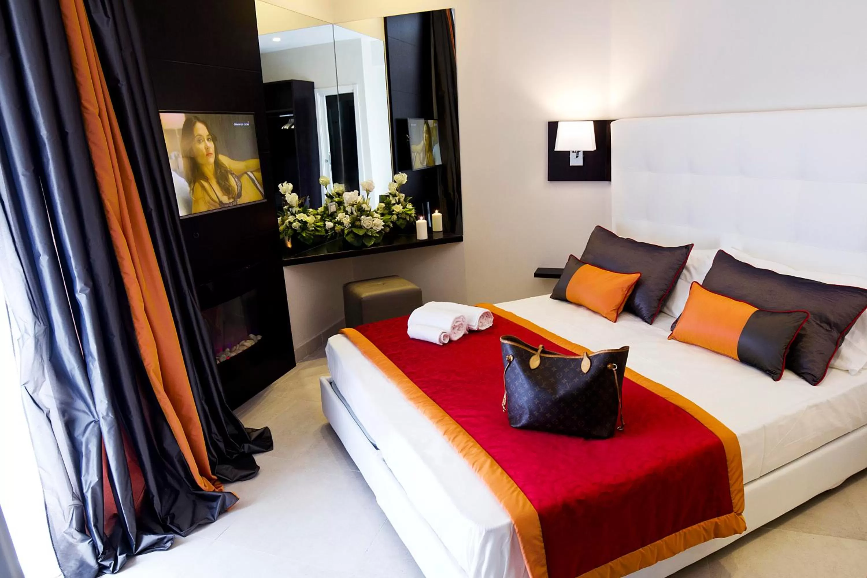 TV and multimedia, Bed in Roman Holidays Boutique Hotel