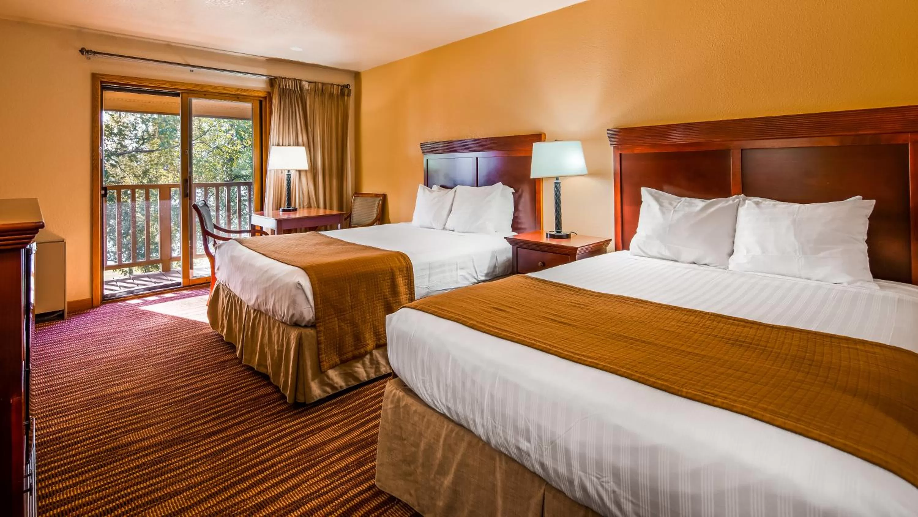 Bedroom in Best Western Lake Lucille Inn