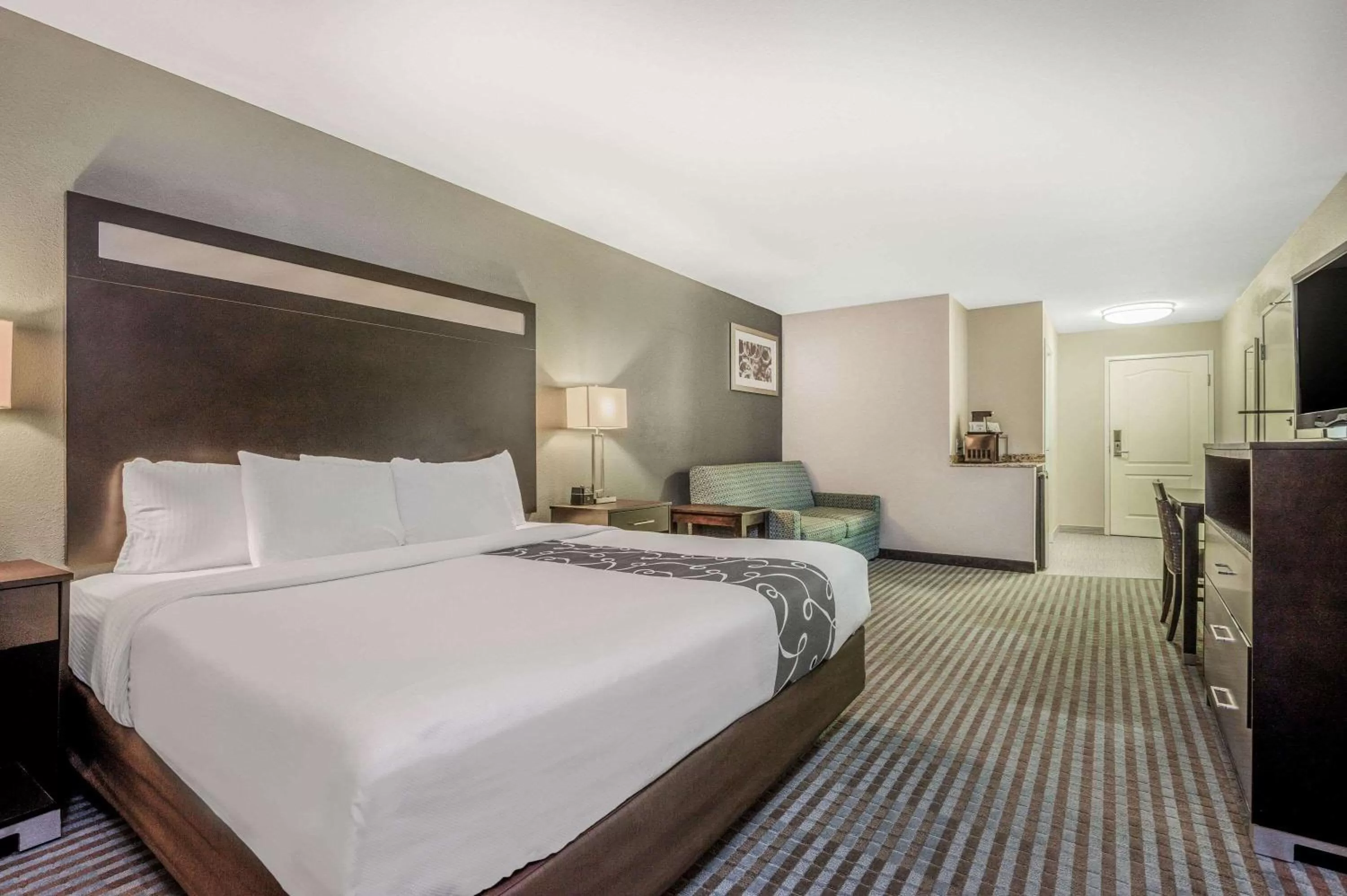 Photo of the whole room, Bed in La Quinta Inn & Suites Casino and Bar by Wyndham Glendive