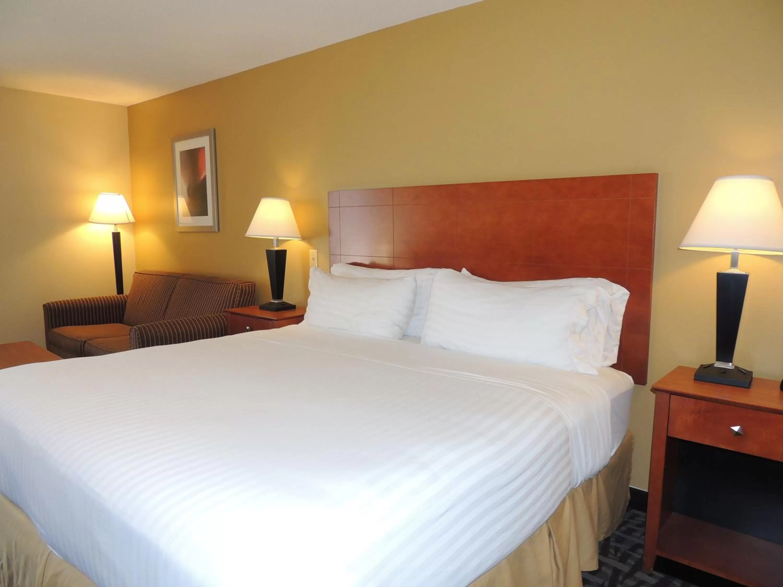 Photo of the whole room, Bed in Holiday Inn Express Trussville by IHG