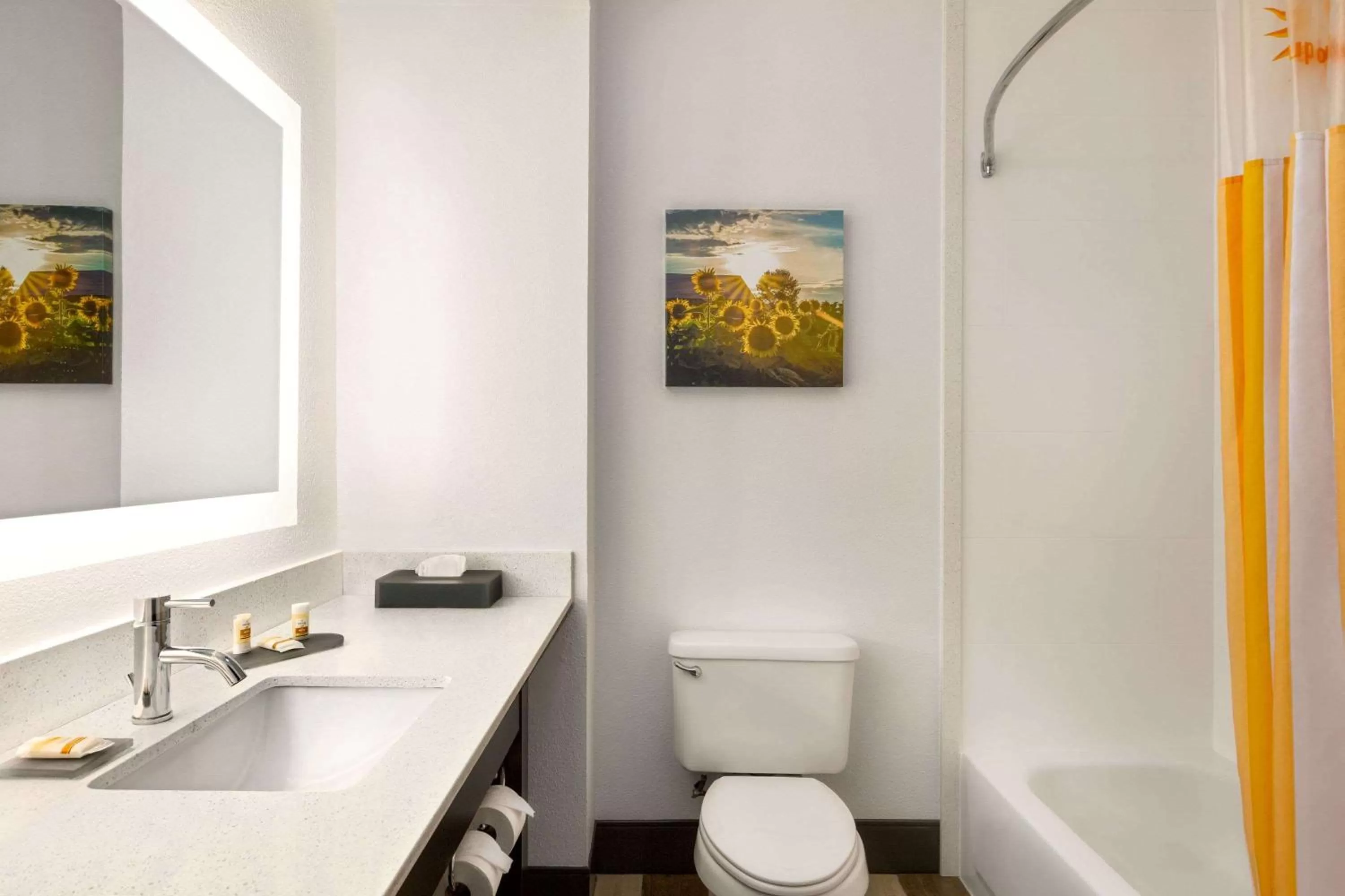 Photo of the whole room in La Quinta by Wyndham Dublin