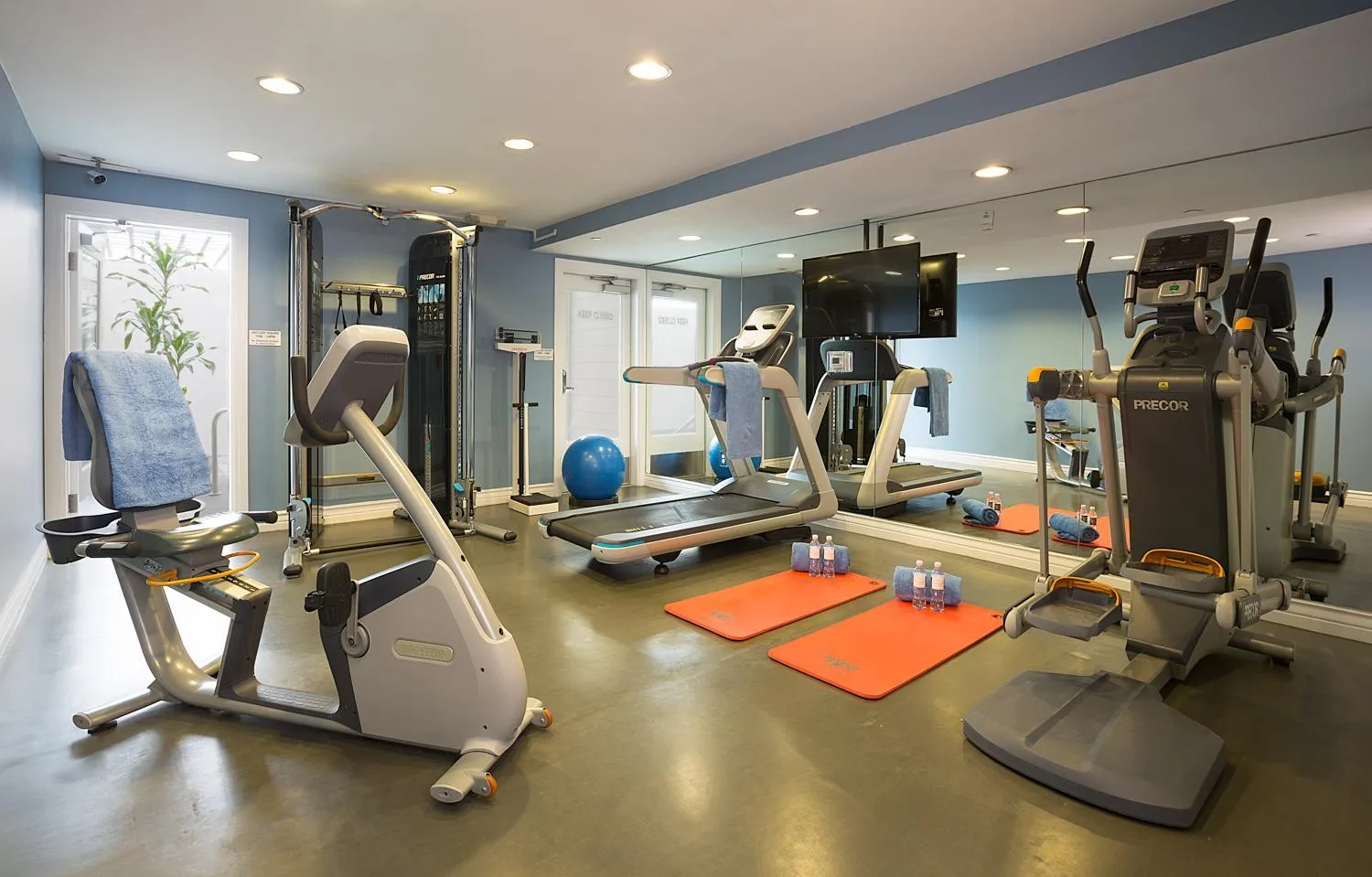 Fitness centre/facilities in Beach House Hotel at Hermosa Beach