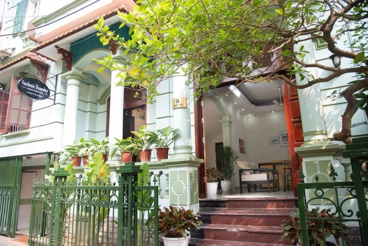 Facade/entrance in Eden Westlake Hotel