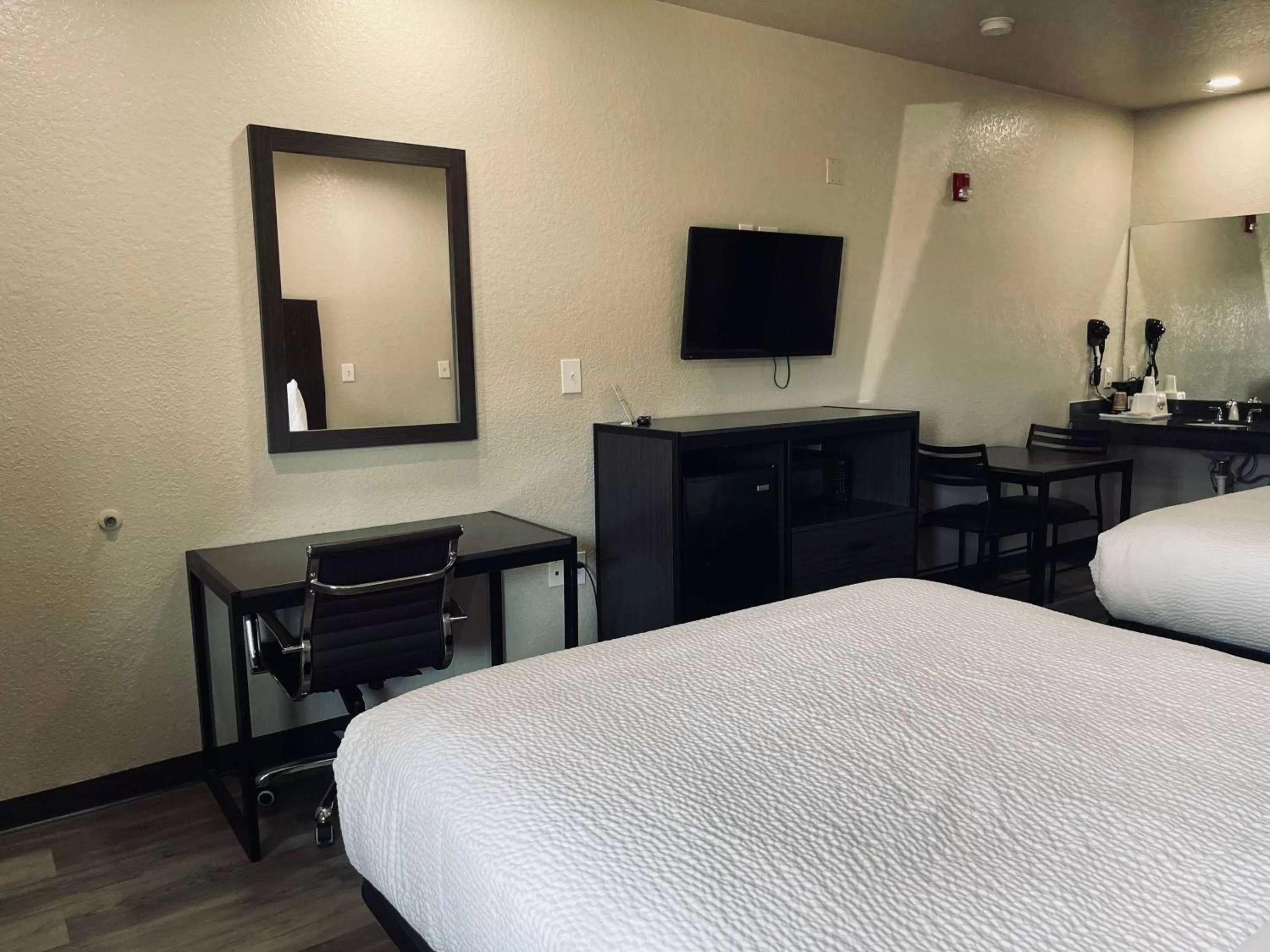 Photo of the whole room, Bed in Days Inn by Wyndham Dickinson TX