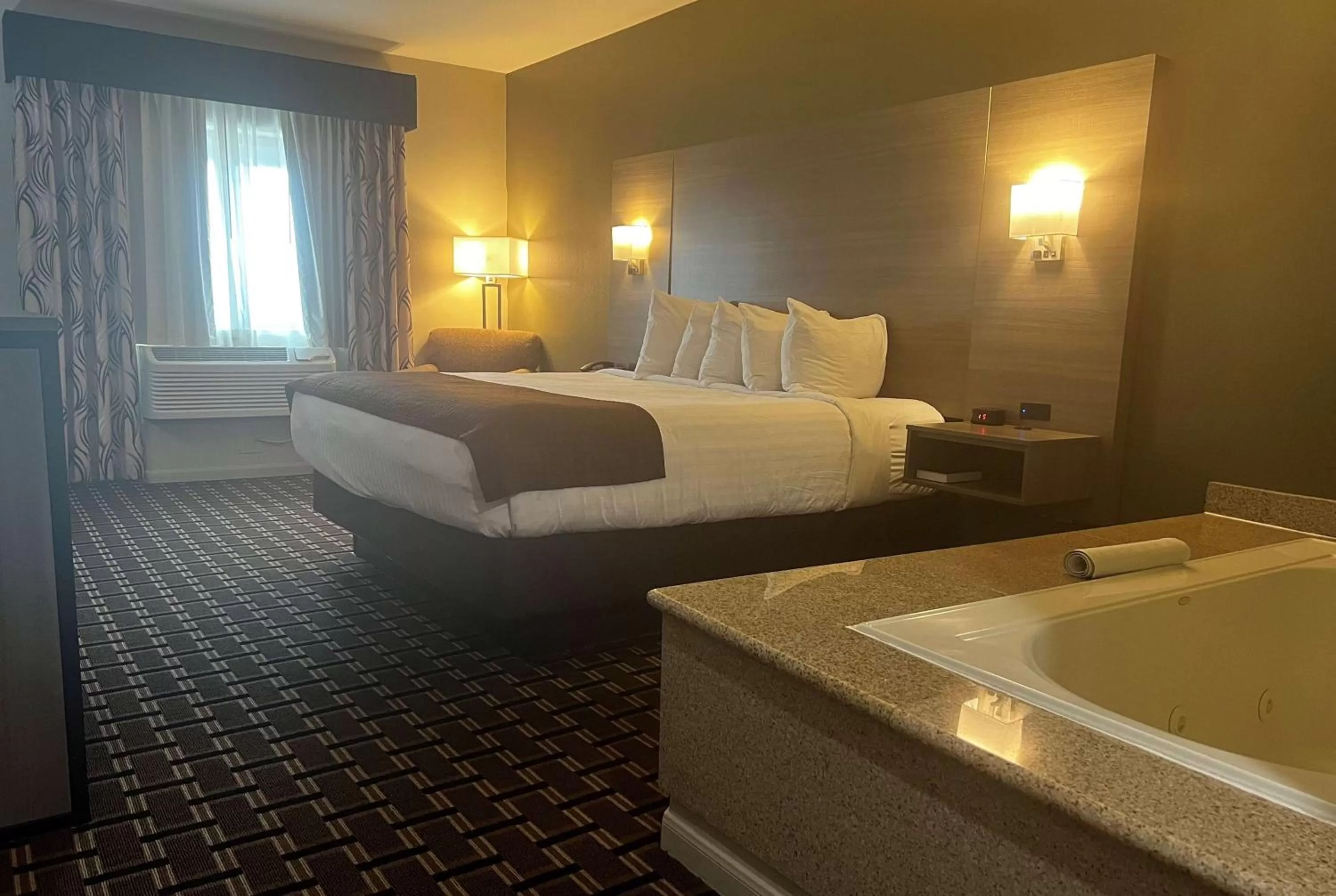 Photo of the whole room, Bed in Baymont by Wyndham Columbus