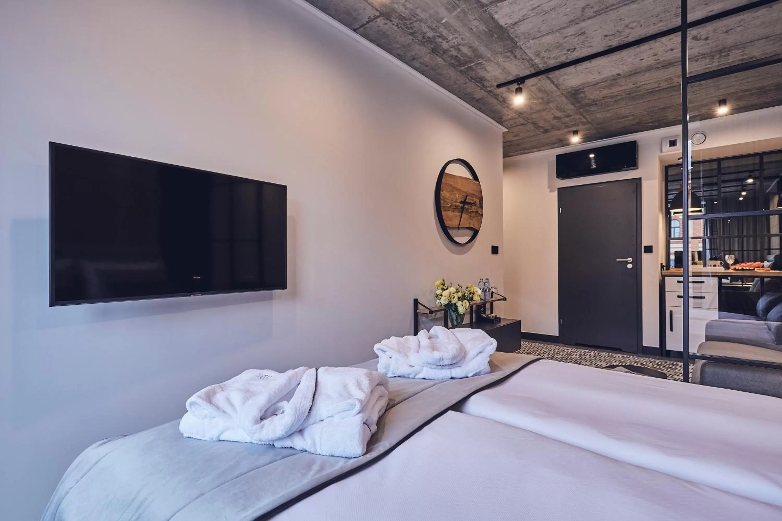 TV and multimedia, Bed in The Bridge Suites Hotel