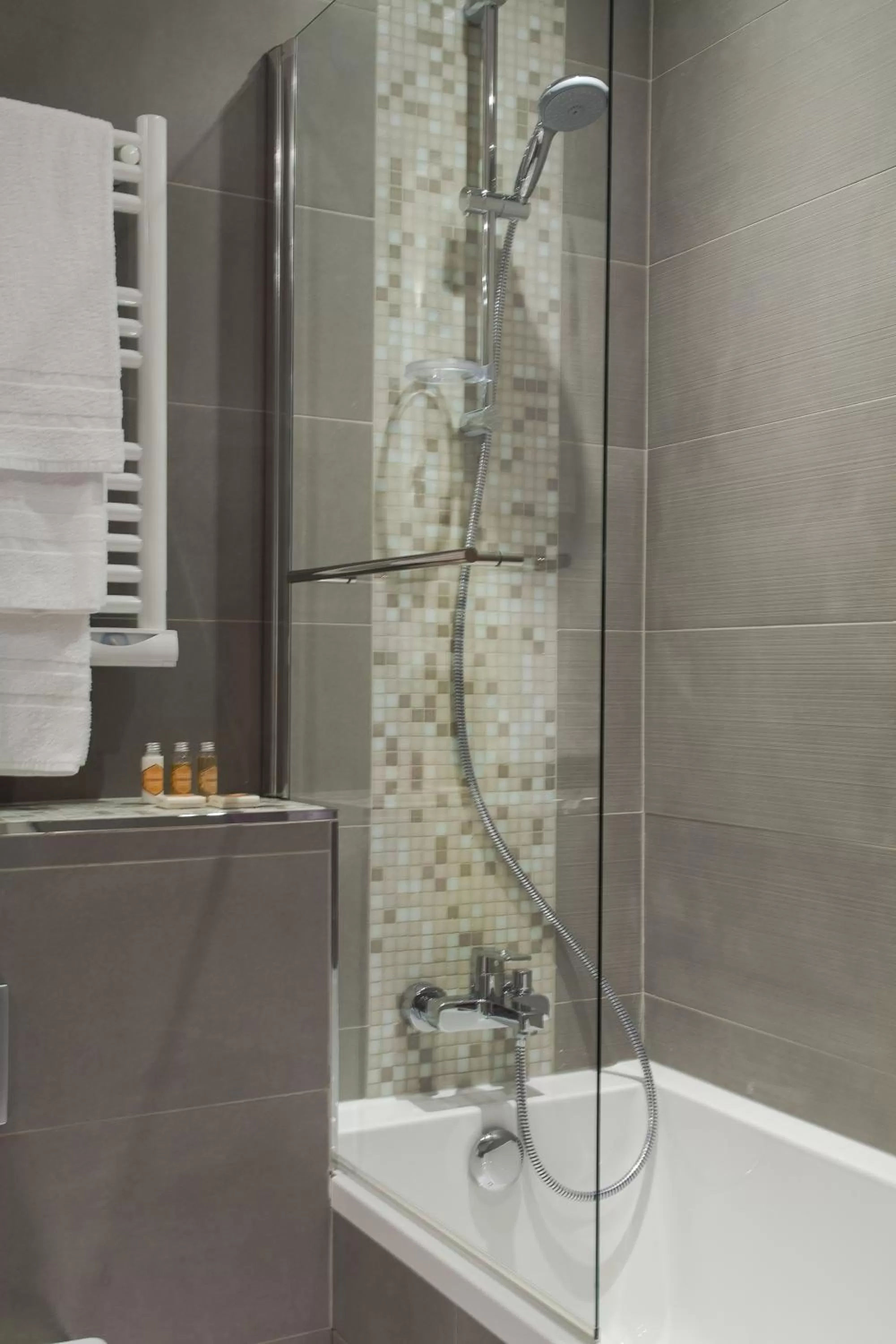 Shower in Timhotel Opéra Blanche Fontaine