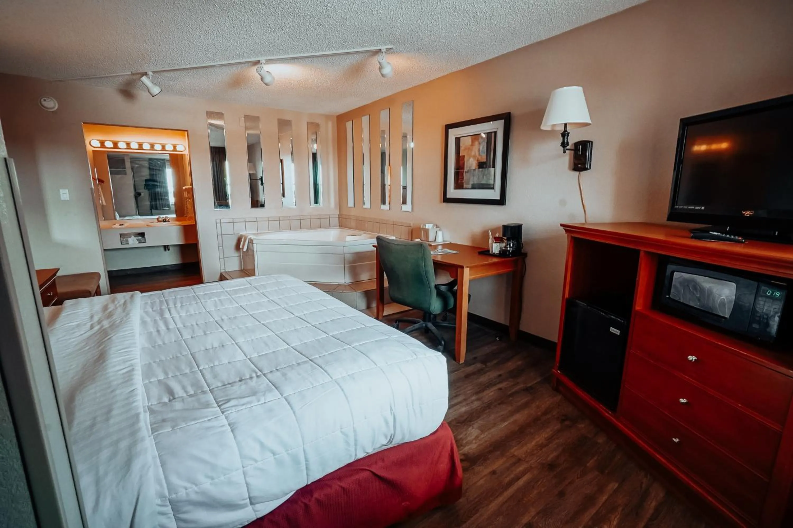 Lamplighter Inn and Suites - North