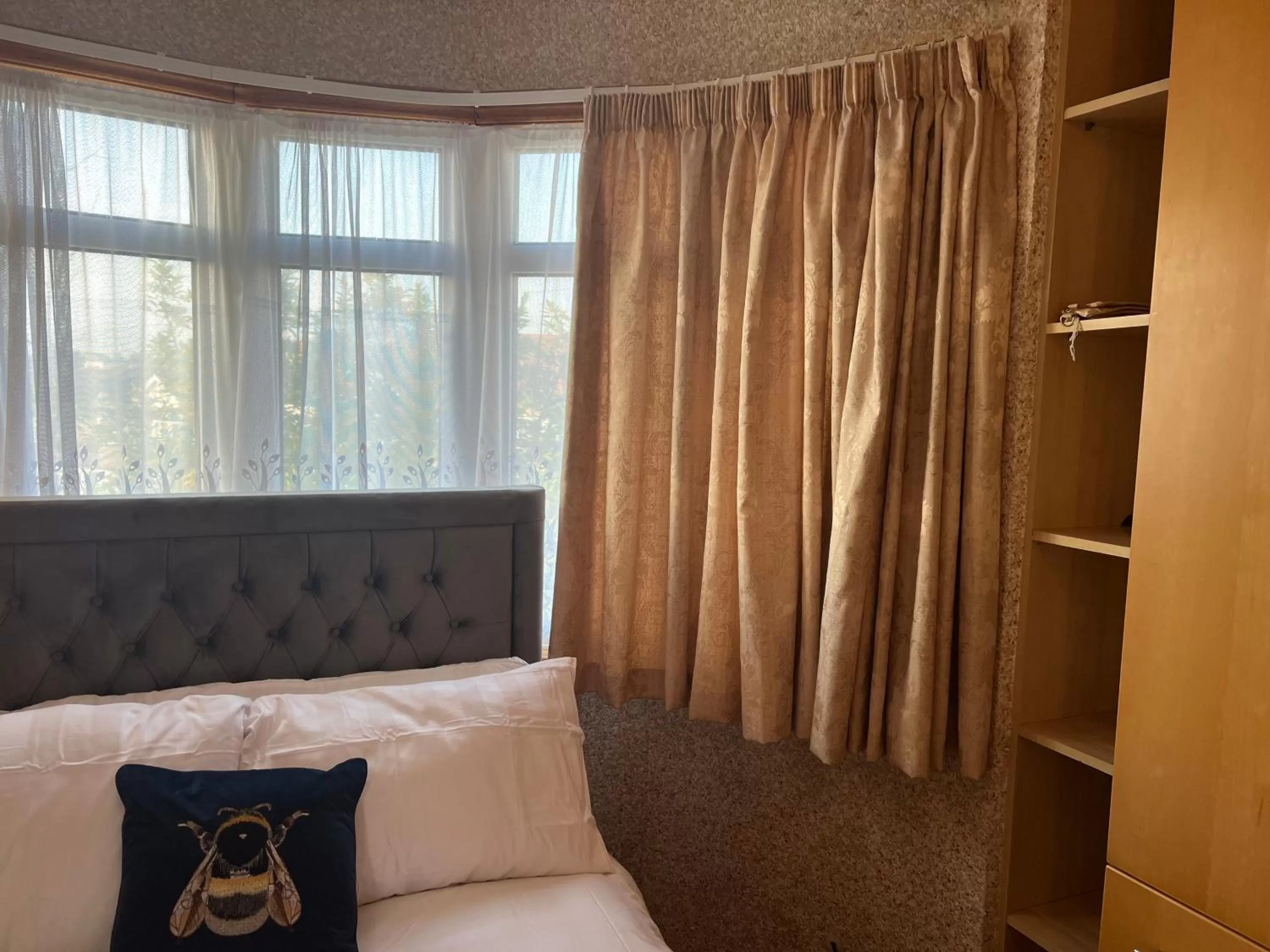 Bed in TJ Homes - Luxury Studio Suite with Garden View - Next to tube station London