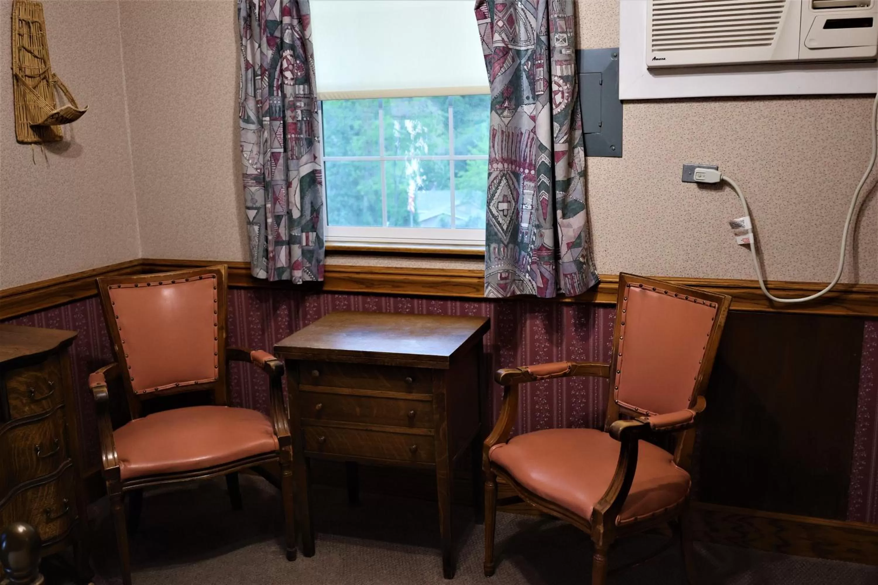 Seating area in Mariposa Hotel Inn