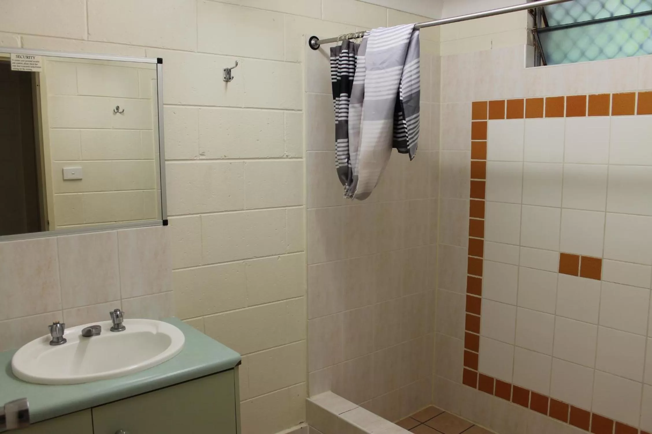 Bathroom in Oasis Inn Apartments