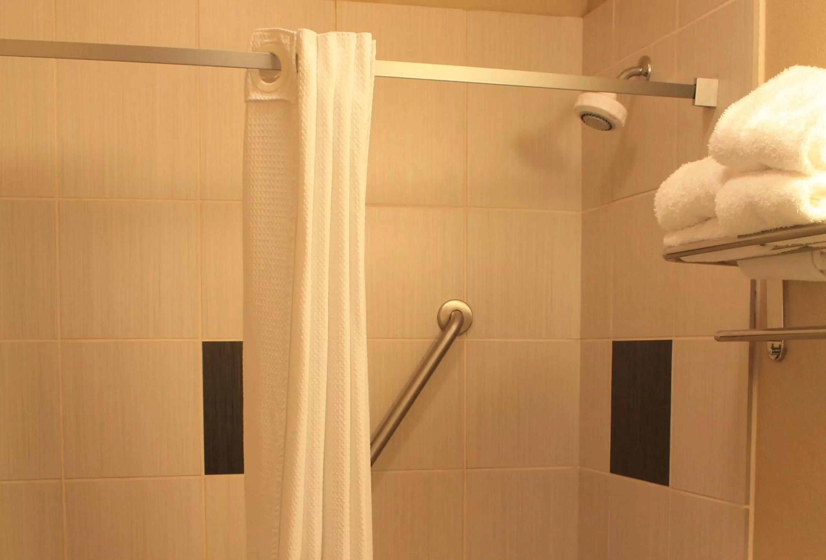 Bathroom in Cityview Inn & Suites Downtown /RiverCenter Area