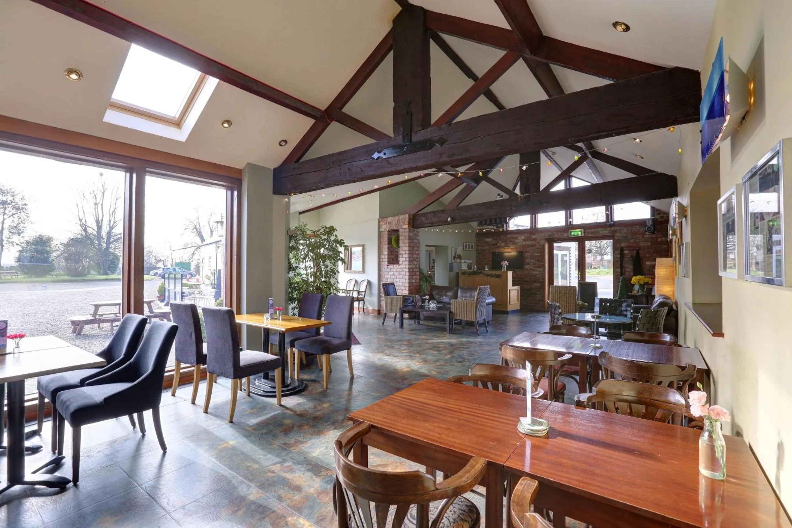 Restaurant/places to eat in Manor Court Hotel