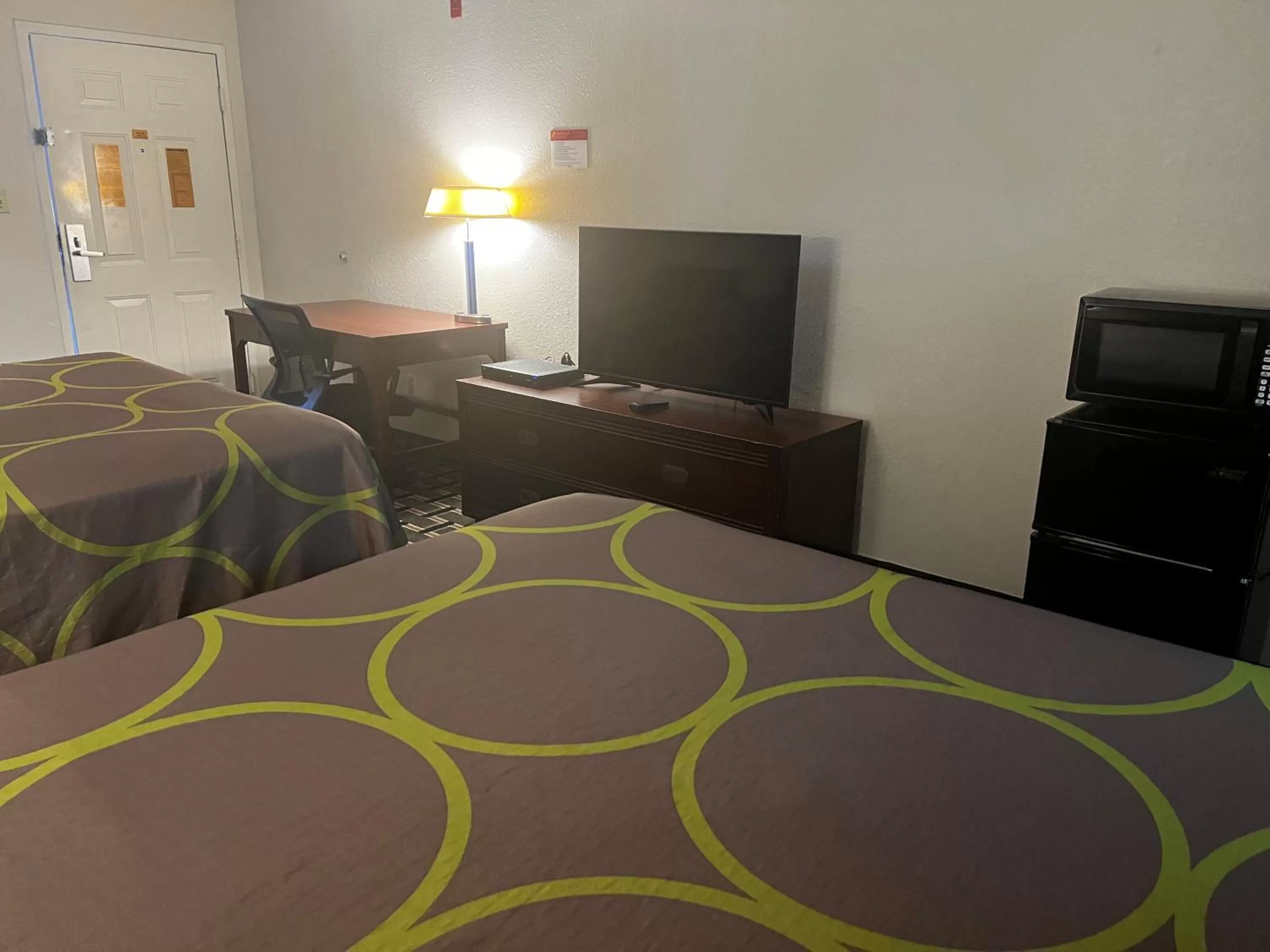TV and multimedia, Bed in Super 8 by Wyndham Baytown I-10