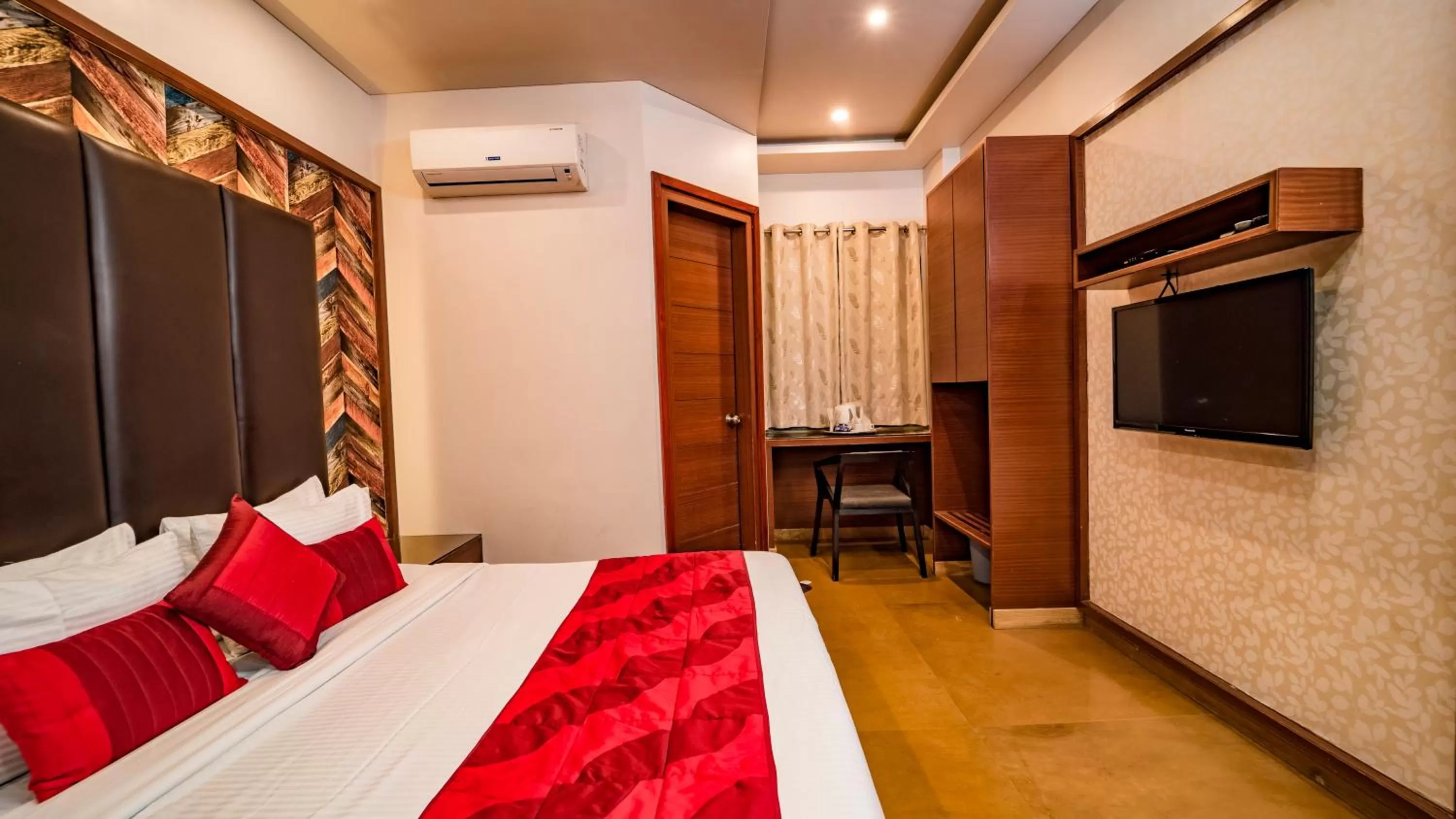 Photo of the whole room, Bed in Uddhav Vilas A Family Hotel