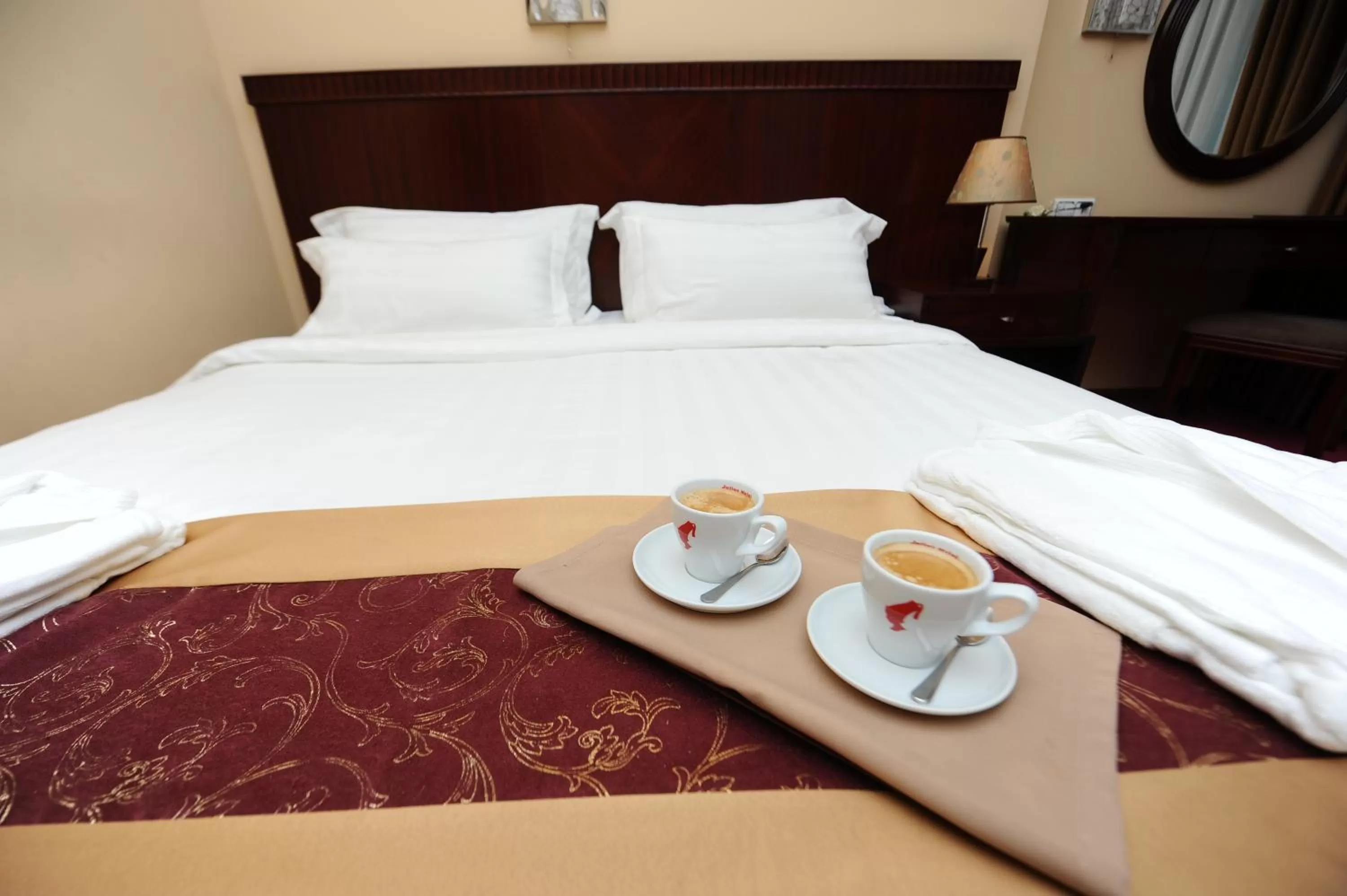 Property building, Bed in Hotel Aisi