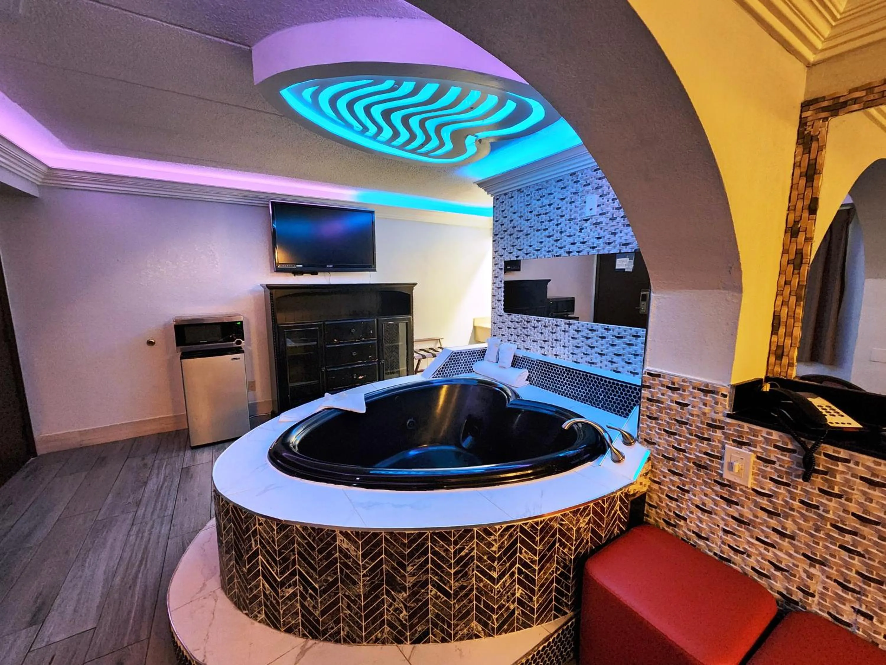 Hot Tub in Americas Best Value Inn and Suites Little Rock