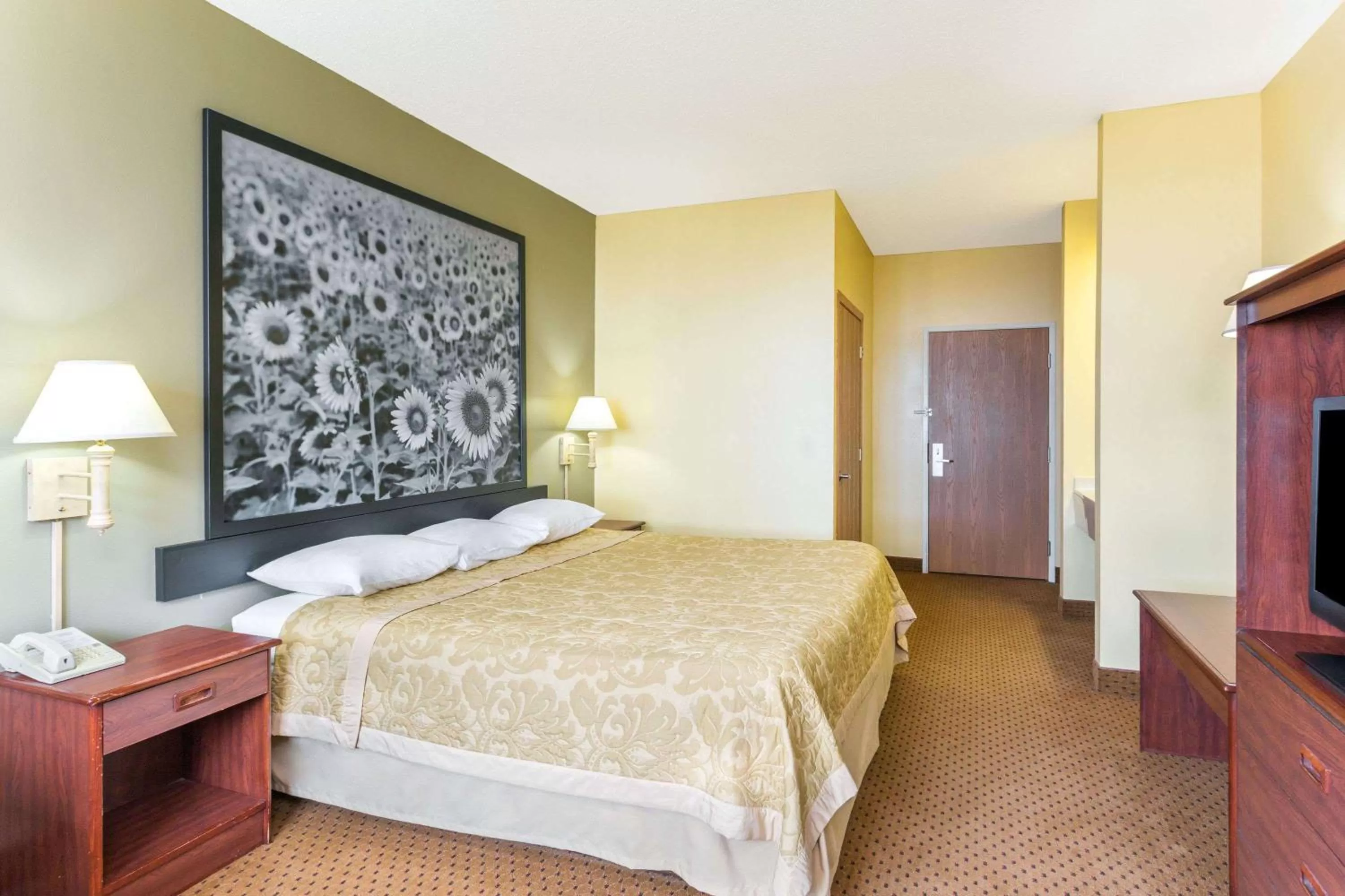 Photo of the whole room in Super 8 by Wyndham Osage