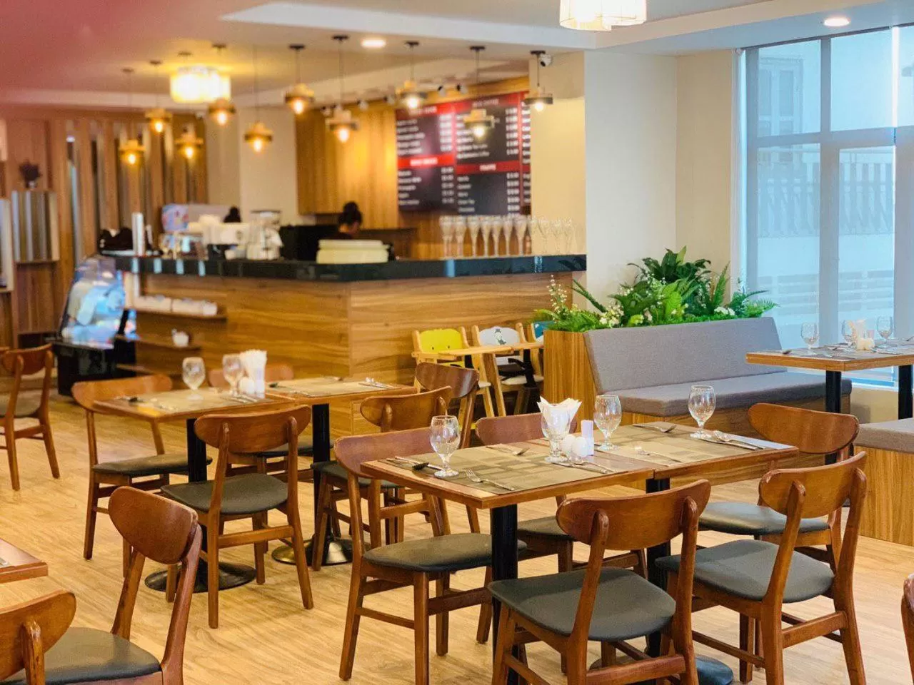 Restaurant/places to eat in HM Grand Central Hotel