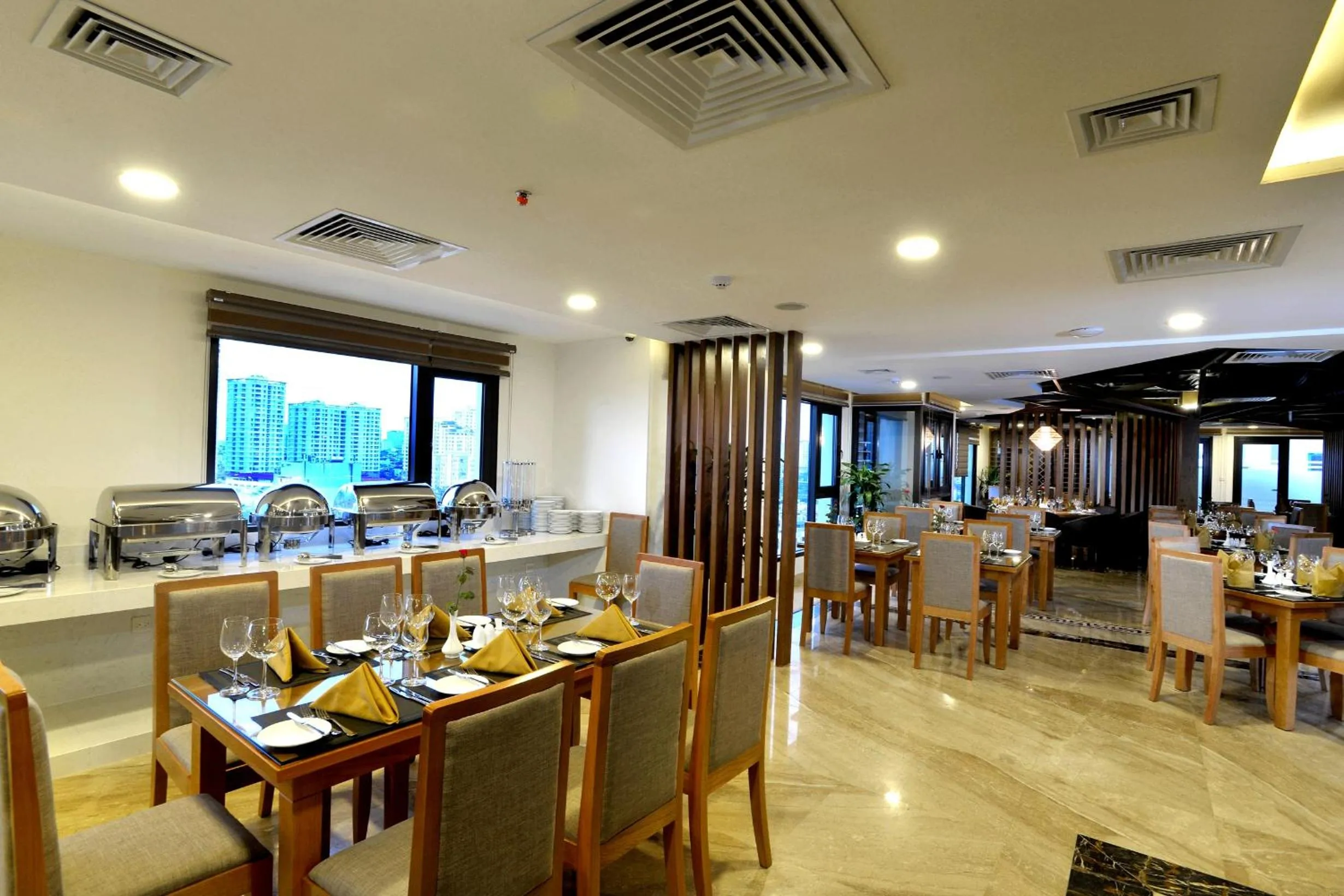 Restaurant/places to eat in London Hanoi Hotel