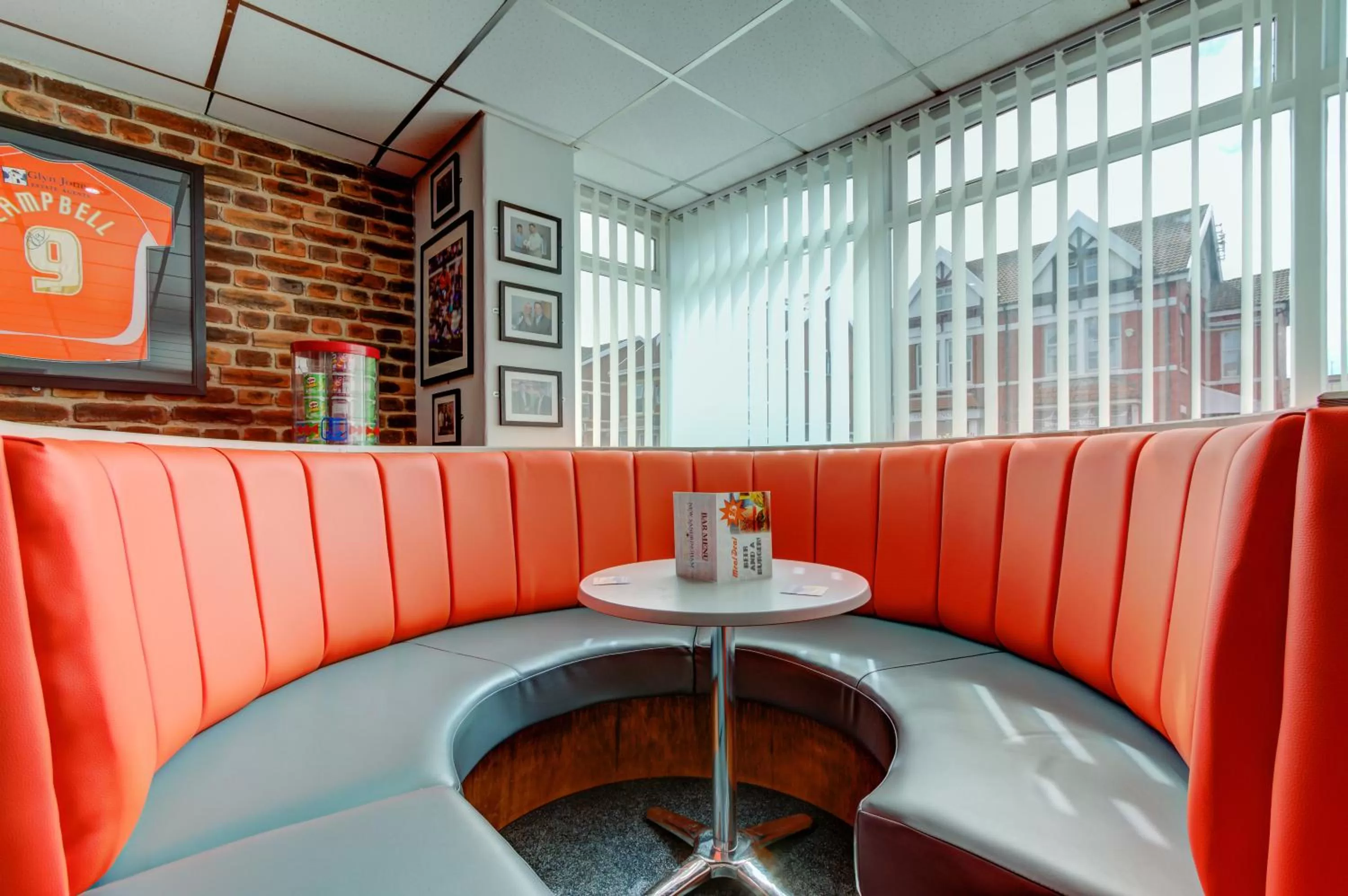 Lounge or bar in The Sandringham Court Hotel & Sports Bar-Groups Welcome here-High Speed Wi-Fi