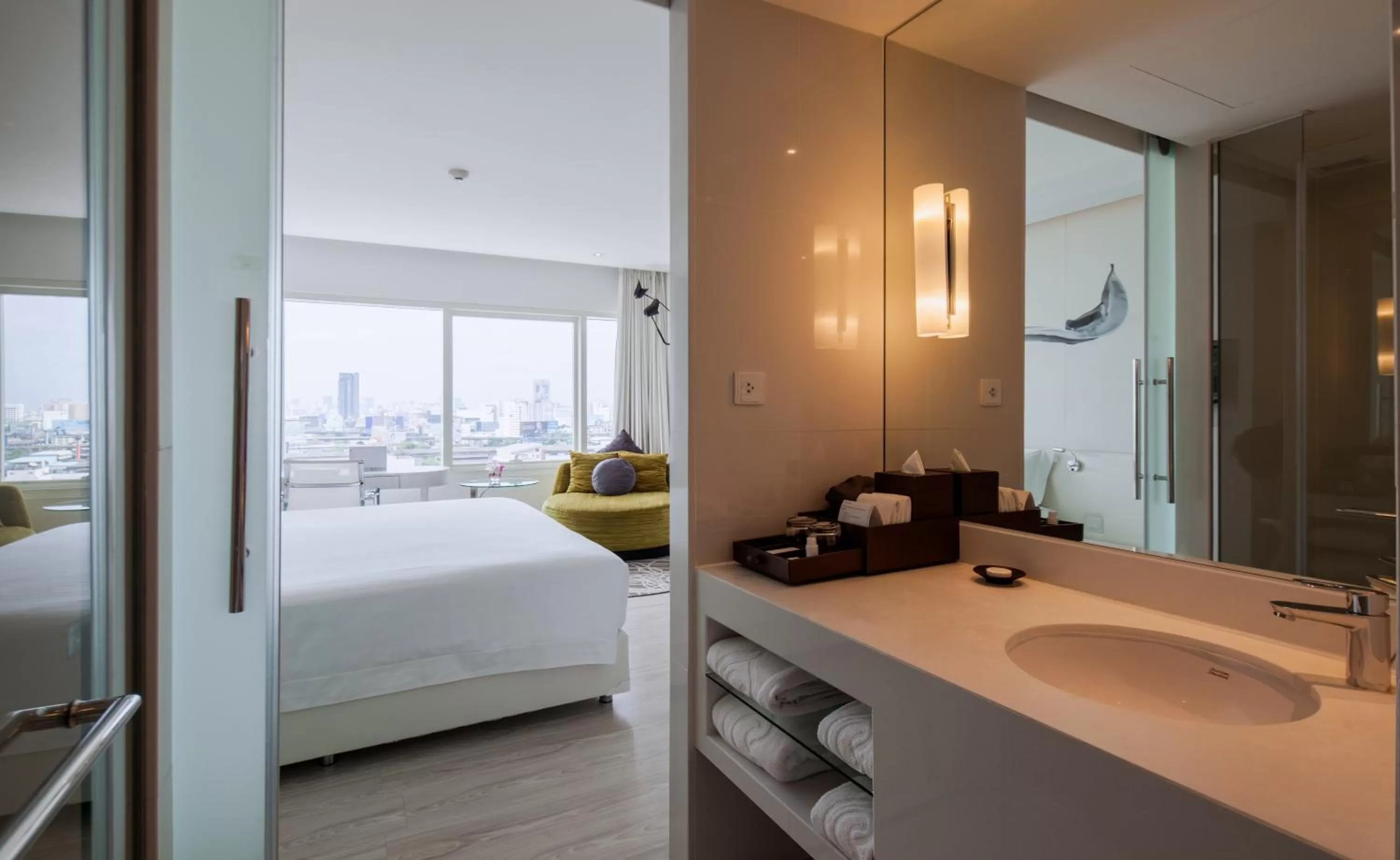 Bathroom, Bed in Centara Watergate Pavilion Hotel Bangkok