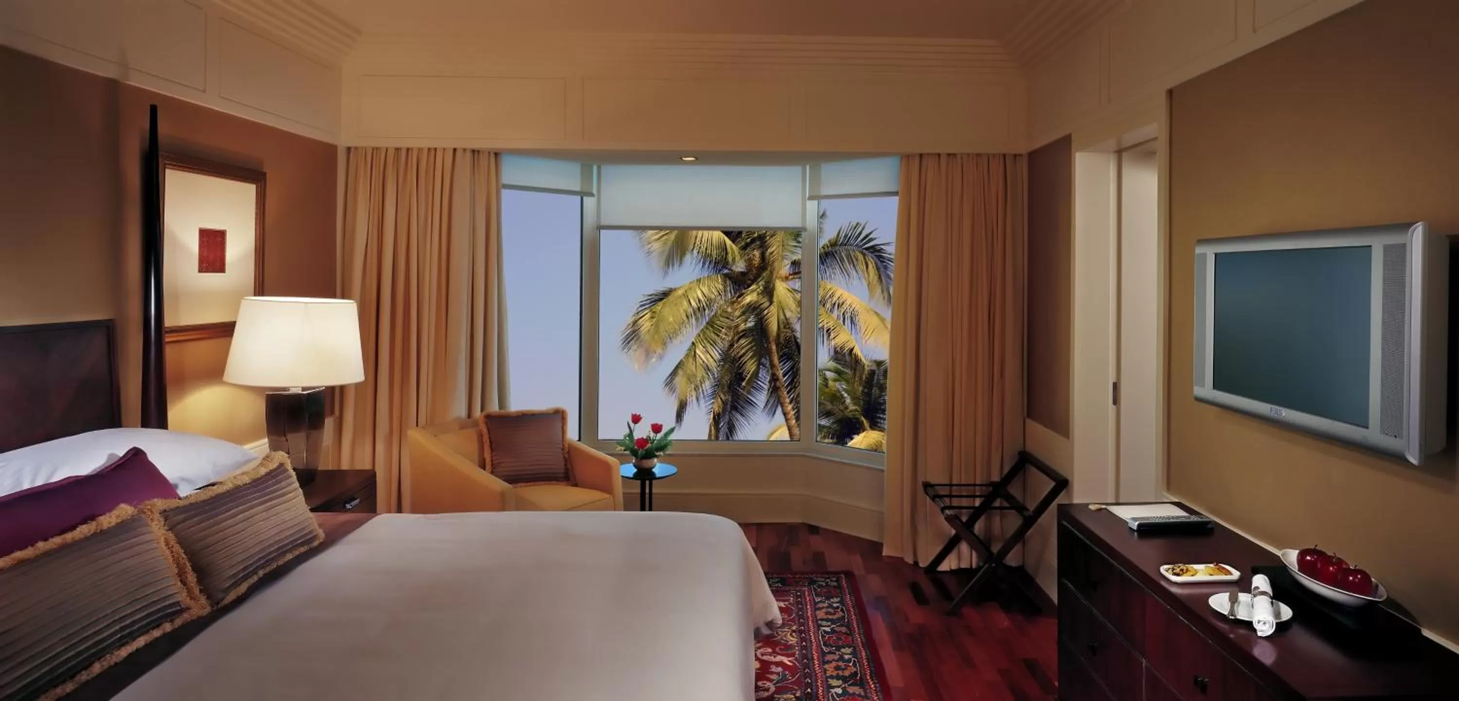 City view, Bed in The Leela Mumbai