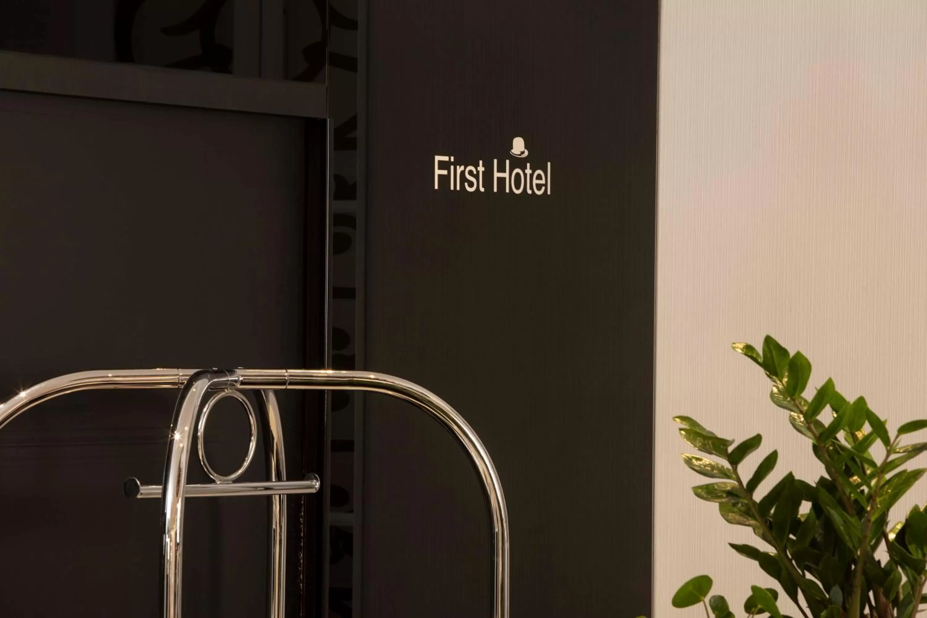 Logo/Certificate/Sign in First Hotel Paris Tour Eiffel