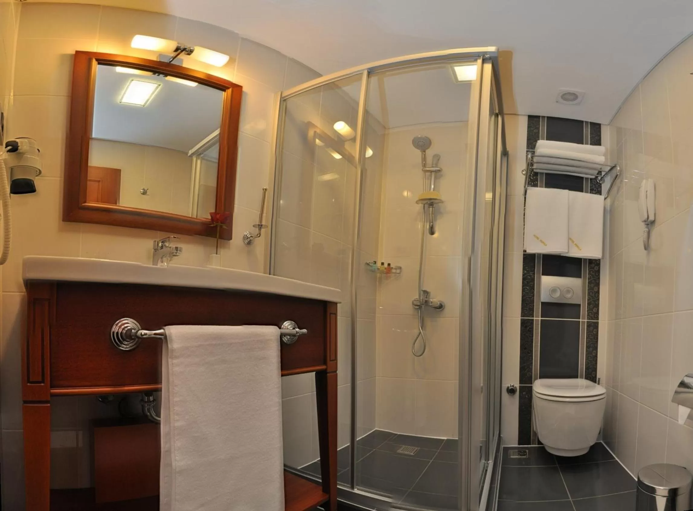 Bathroom in Hotel Perula & SPA