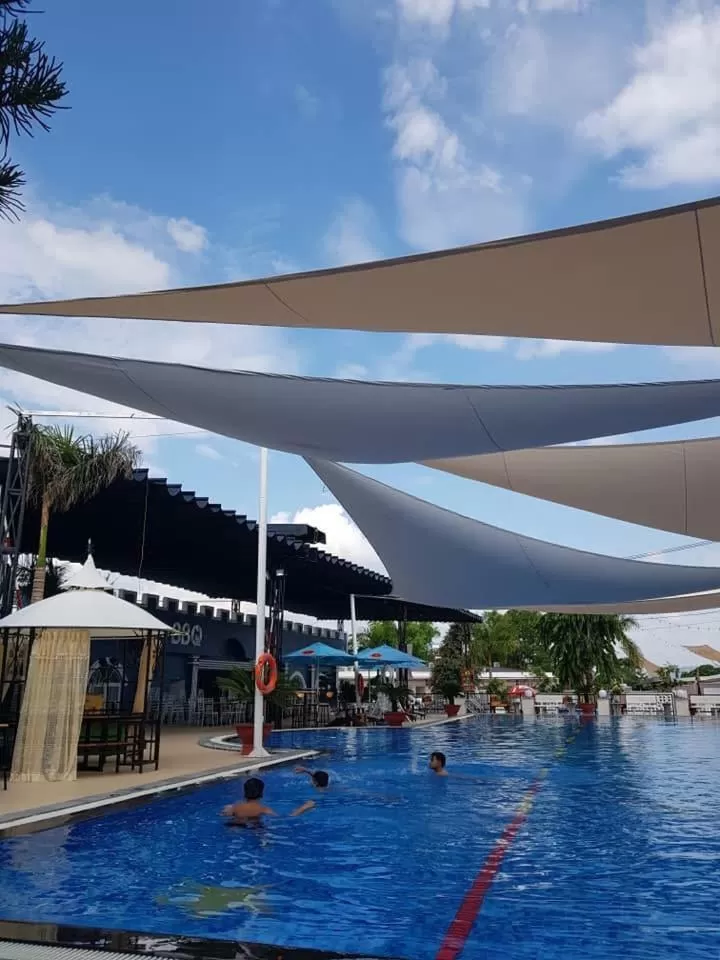 Swimming pool in D'Villa Hotel - Homestay