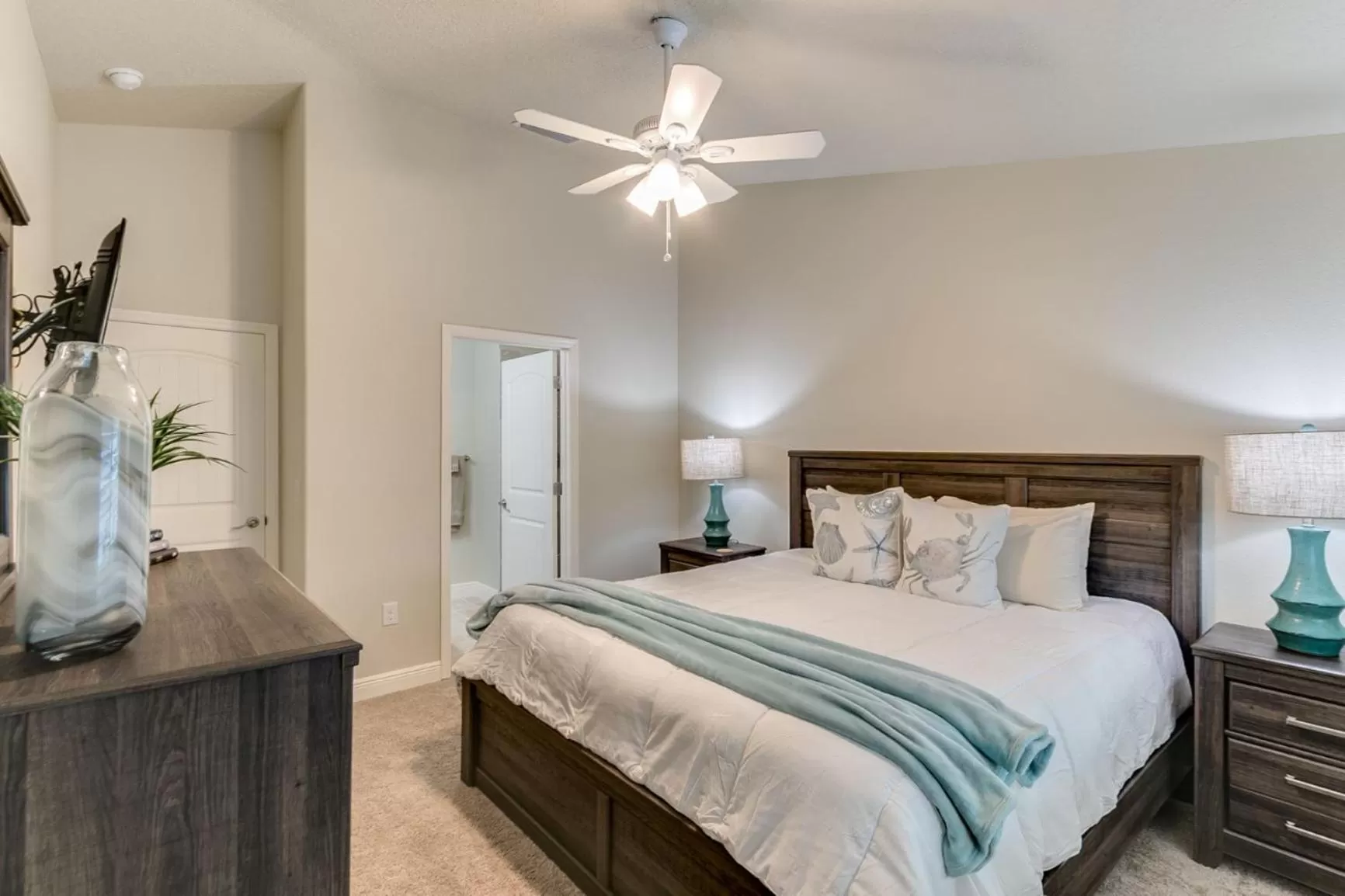 Bed in Cape Crossing Resort & Marina