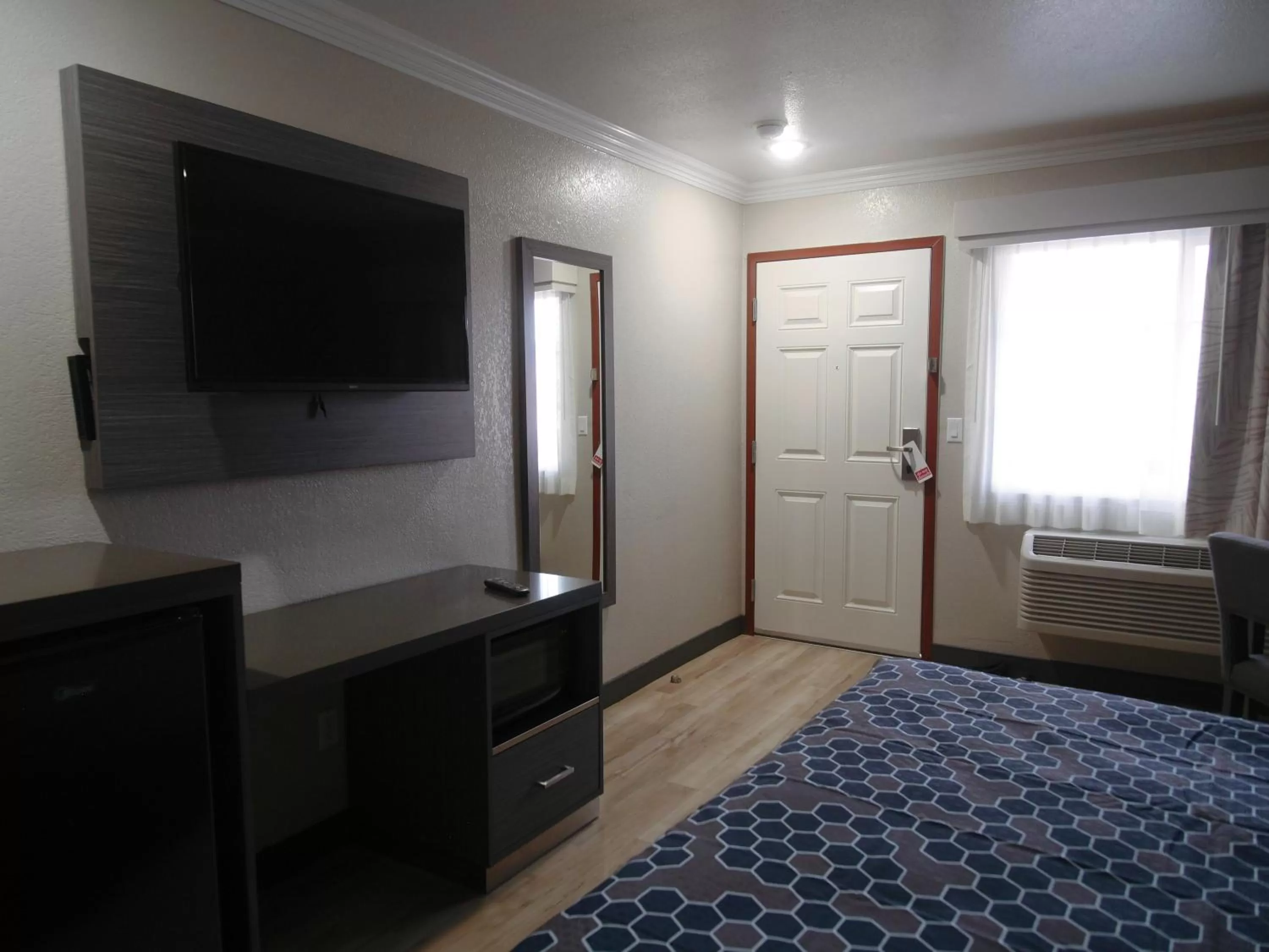 TV and multimedia, Bed in Americas Best Value Inn-Rialto