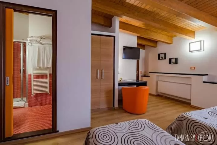 Bedroom, Kitchen/Kitchenette in Locanda Al Moro Hotel