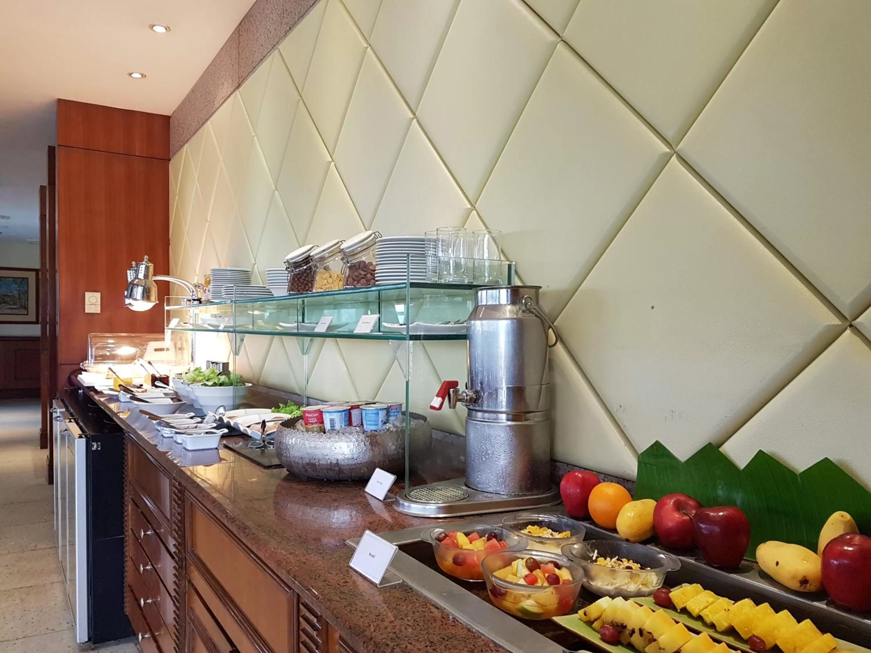 Lounge or bar in Marco Polo Plaza Cebu